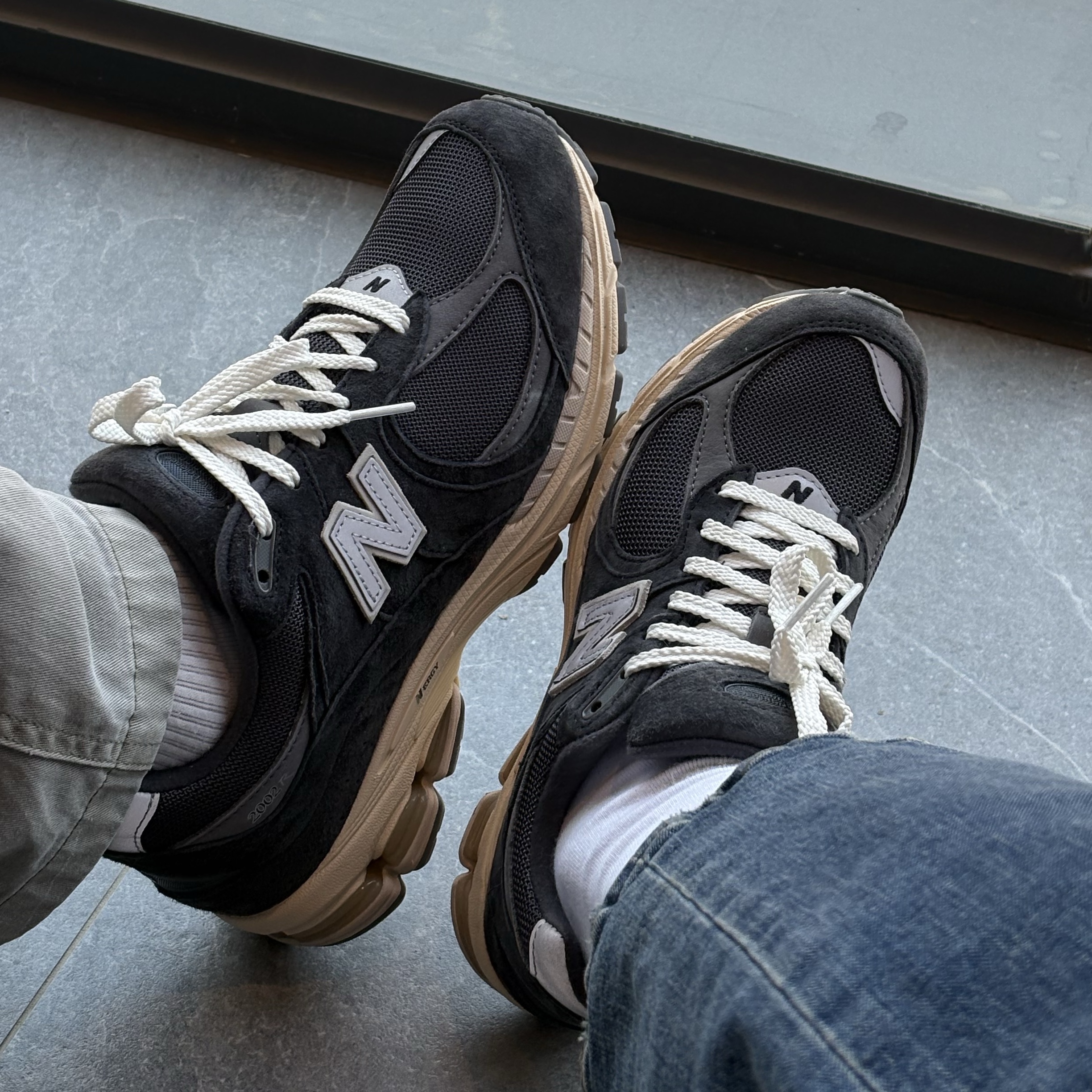 New Balance 2002R Special Vintage Black Grey 착용 스타일