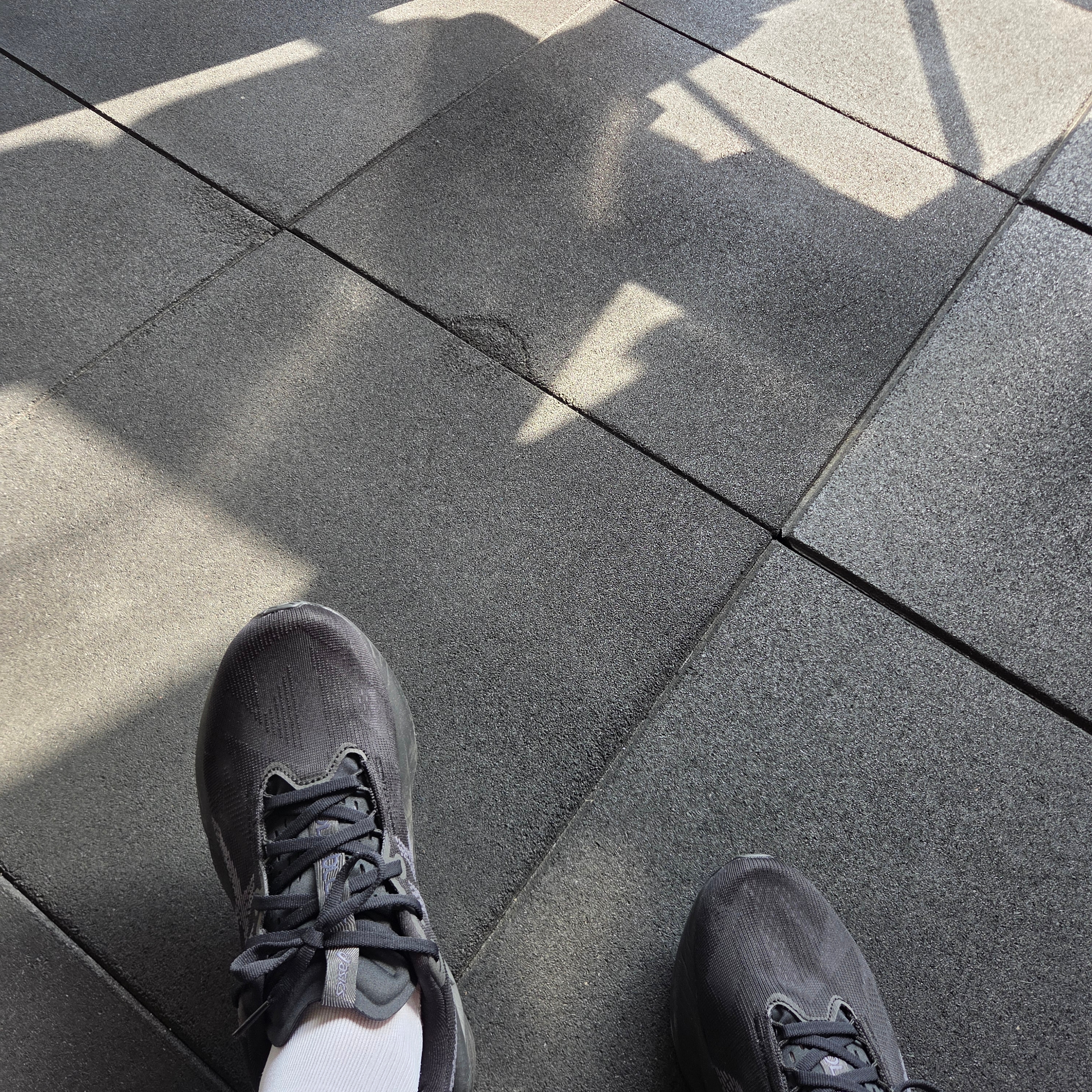 Asics Novablast 5 Black Carrier Grey - 2E Wide 착용 스타일 - 3