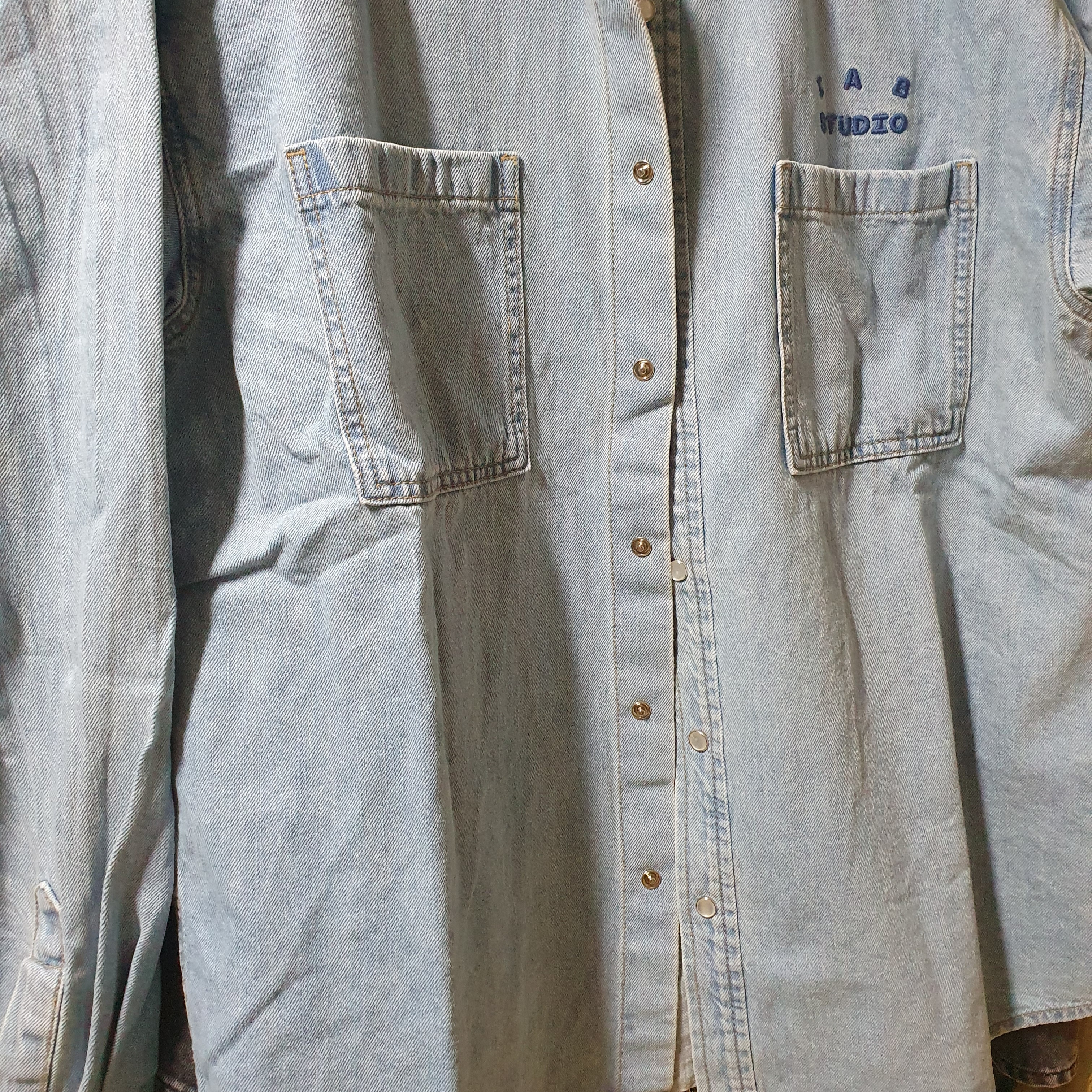 IAB Studio Denim Shirt Blue 착용 스타일
