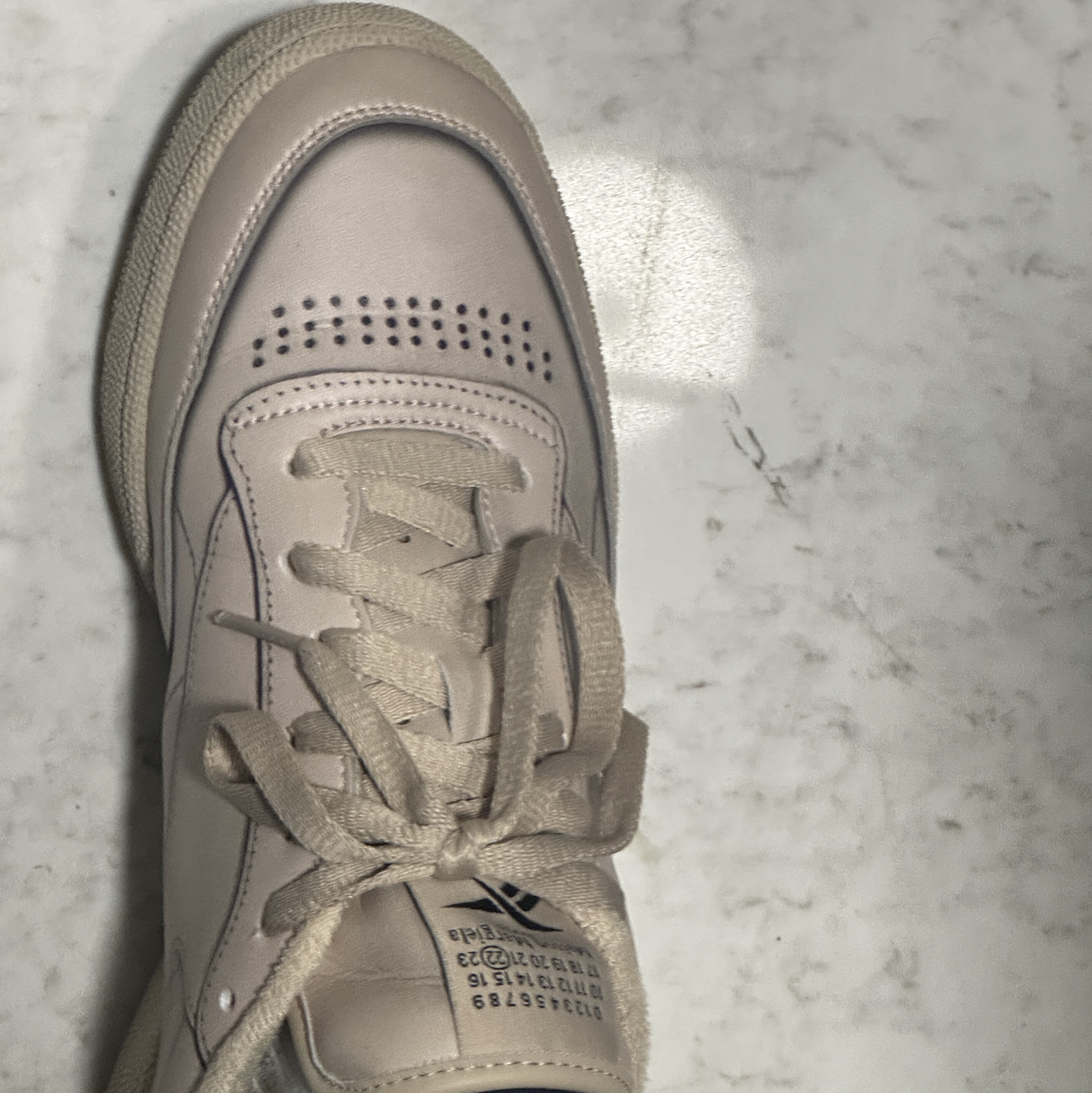 Reebok x Maison Margiela Club C TL Beige 착용 스타일 - 1