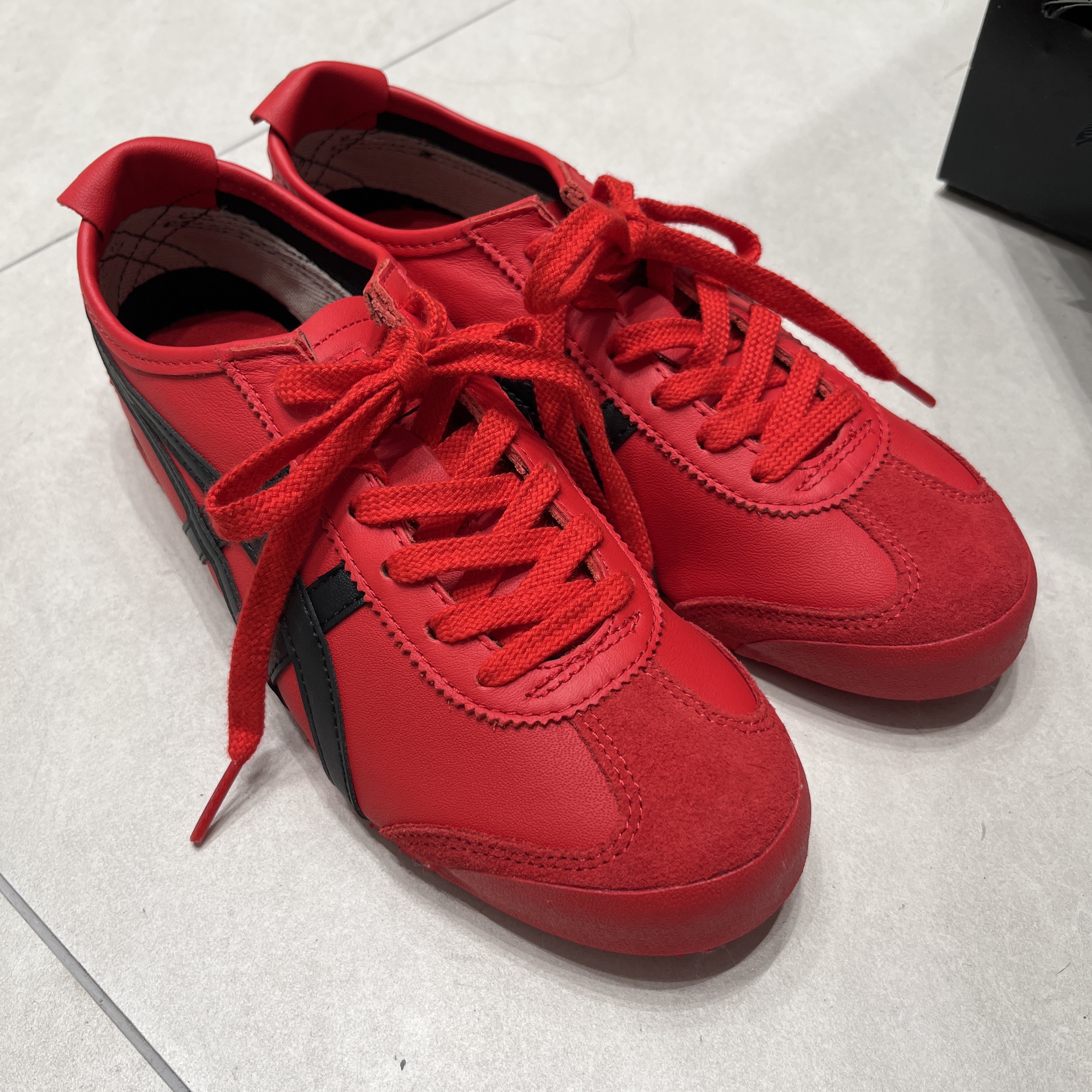 Onitsuka Tiger Mexico 66 Classic Red Black 착용 스타일