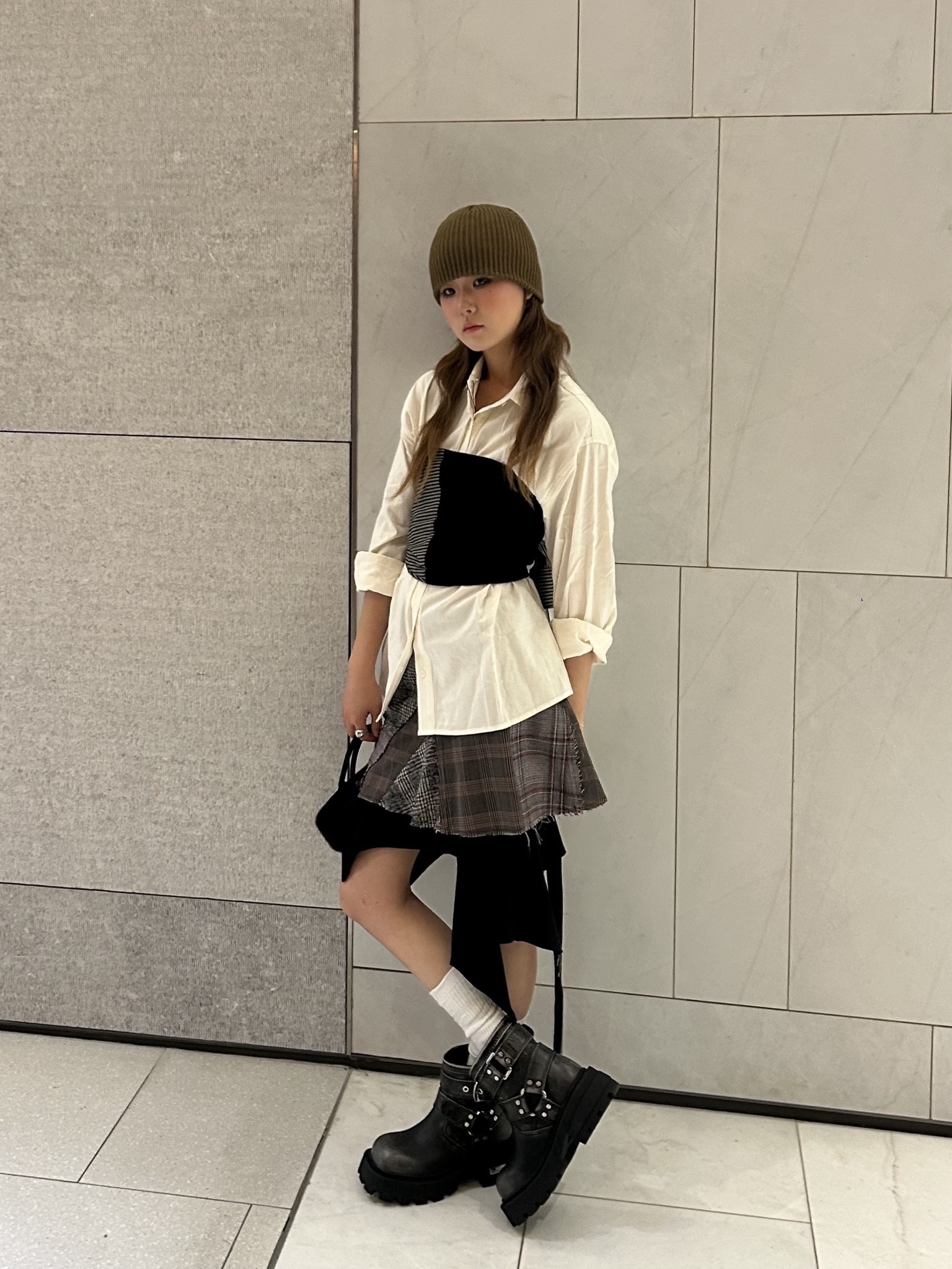 Ulika Sanctus Women Half-Hidden Placket Shirts Cream - 25FW, Nache Women Incline Draping Tank Top Black - 26SS 착용 스타일 - 1