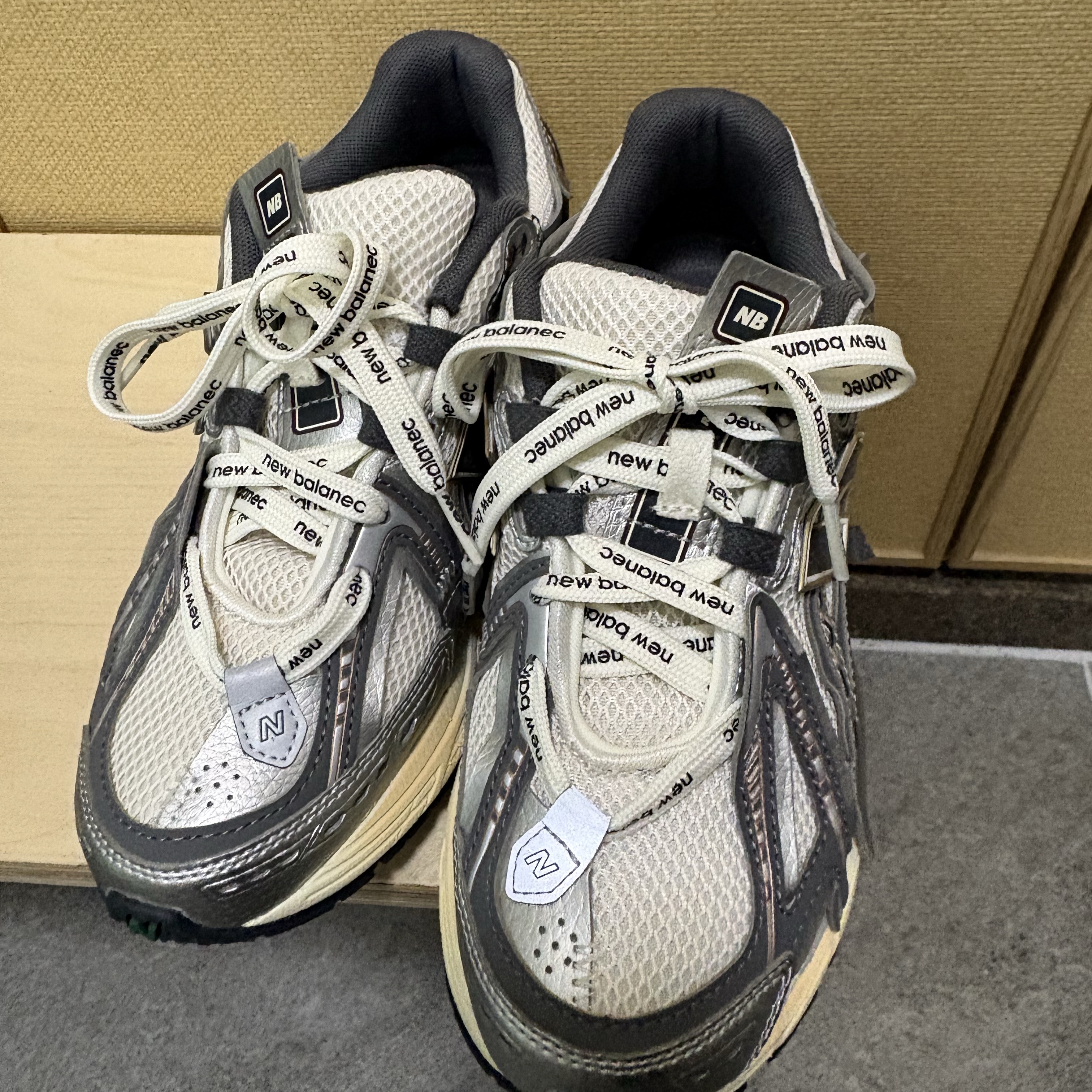 New Balance 1906A Silver Metallic Castlerock 착용 스타일