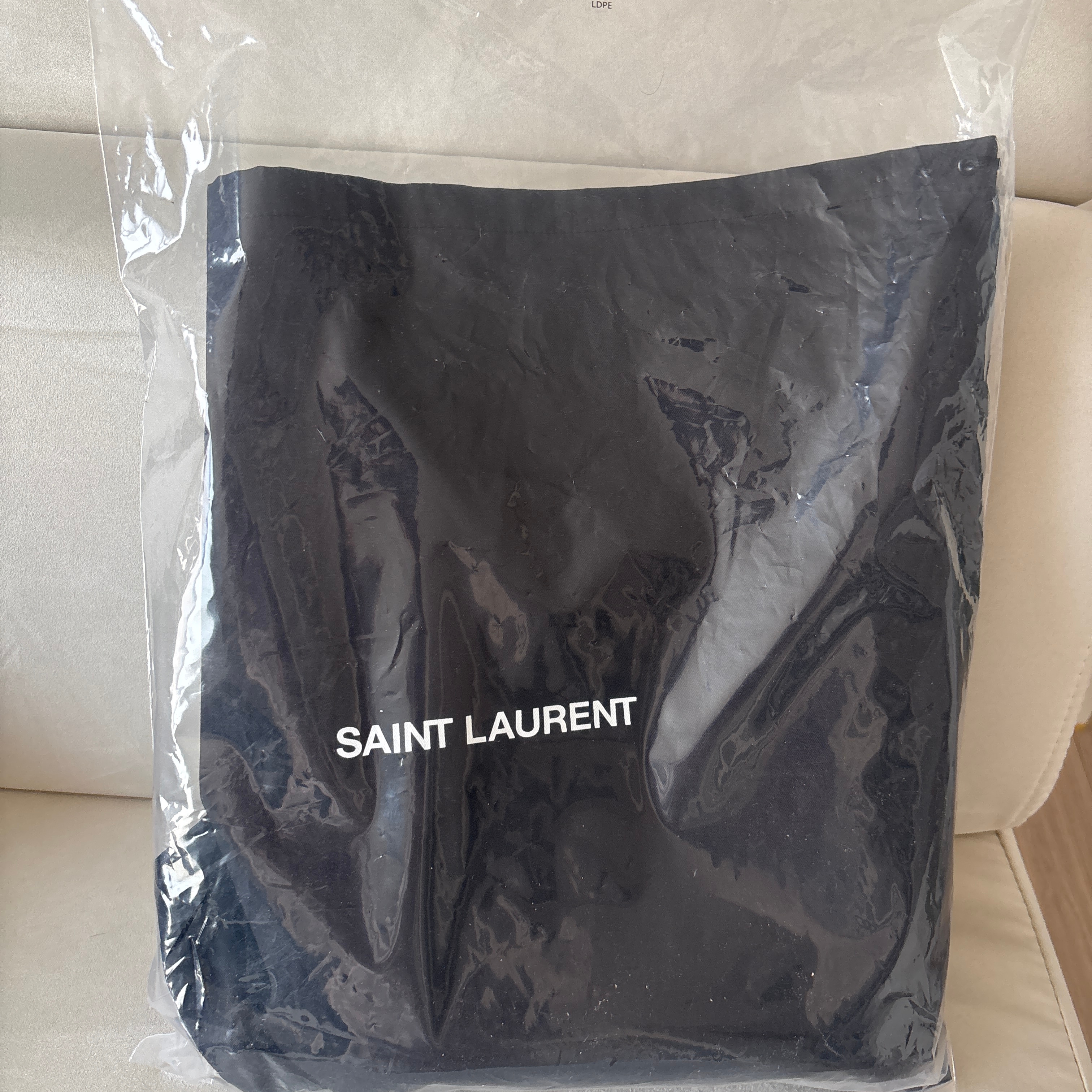 Saint Laurent Small Le 5 A 7 Supple Shoulder Bag Black 착용 스타일