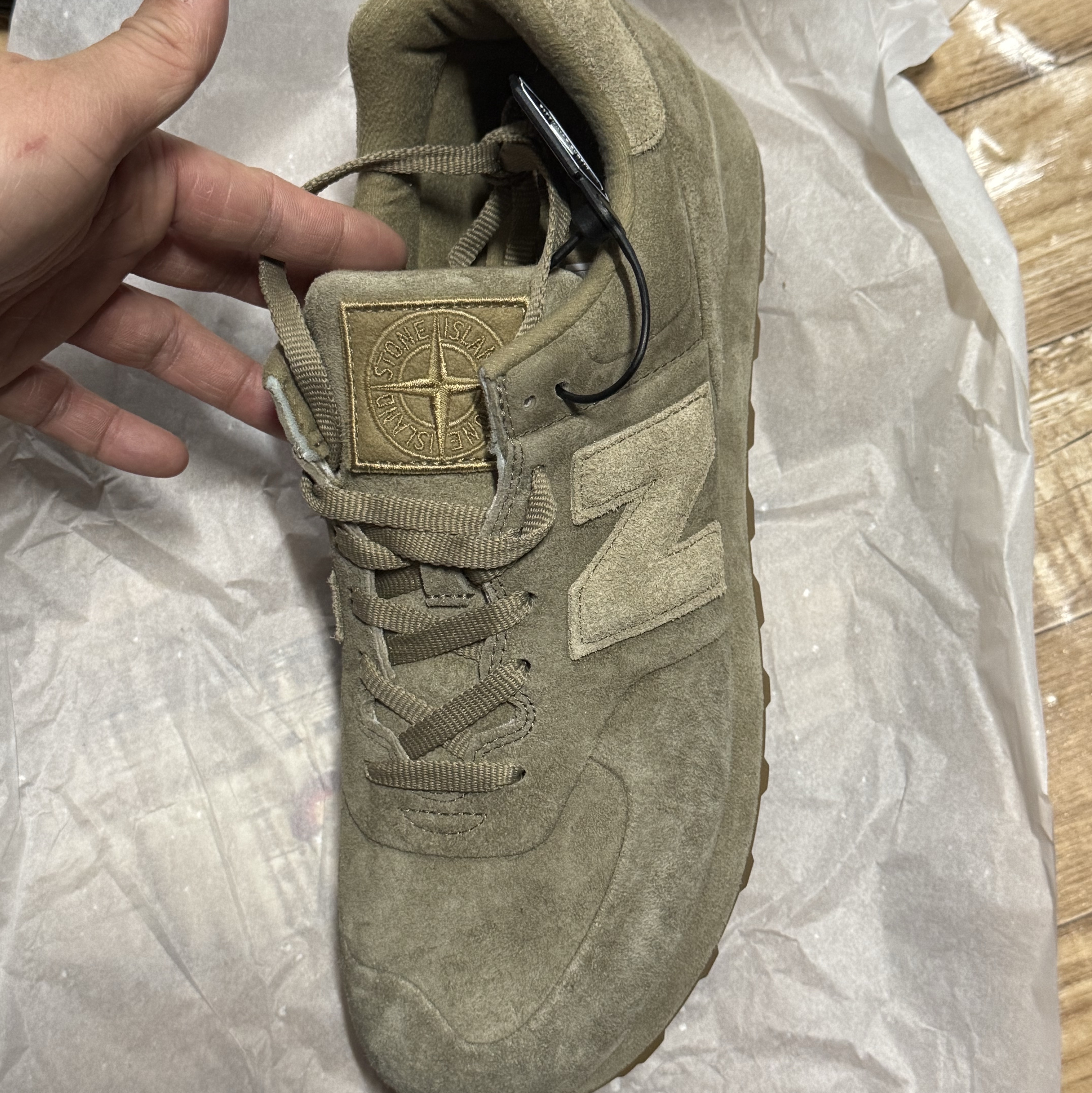 New Balance x Stone Island 574 Ghost Dark Beige 착용 스타일 - 1
