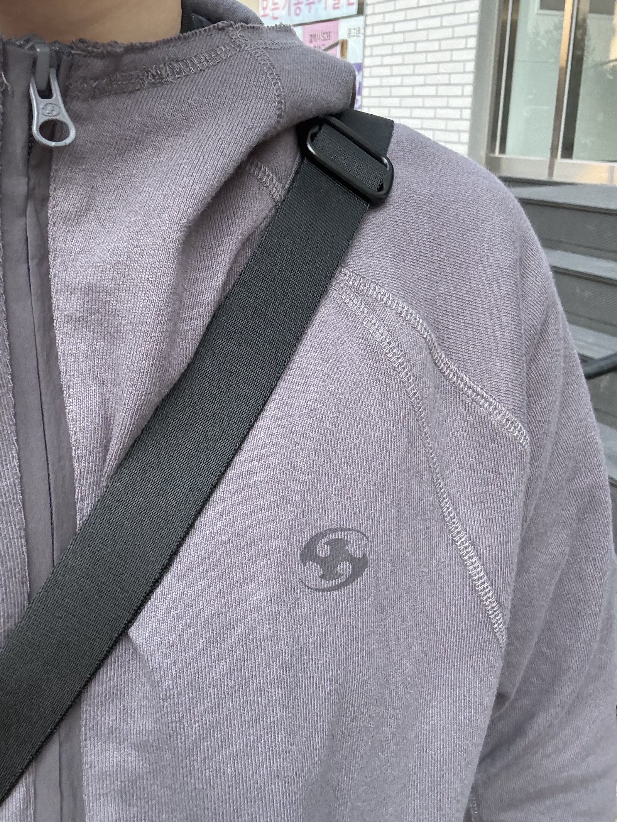 Sansan Gear Sling Zip-Up Hoodie Charcoal, Sansan Gear Alter Tote Bag Black 착용 스타일