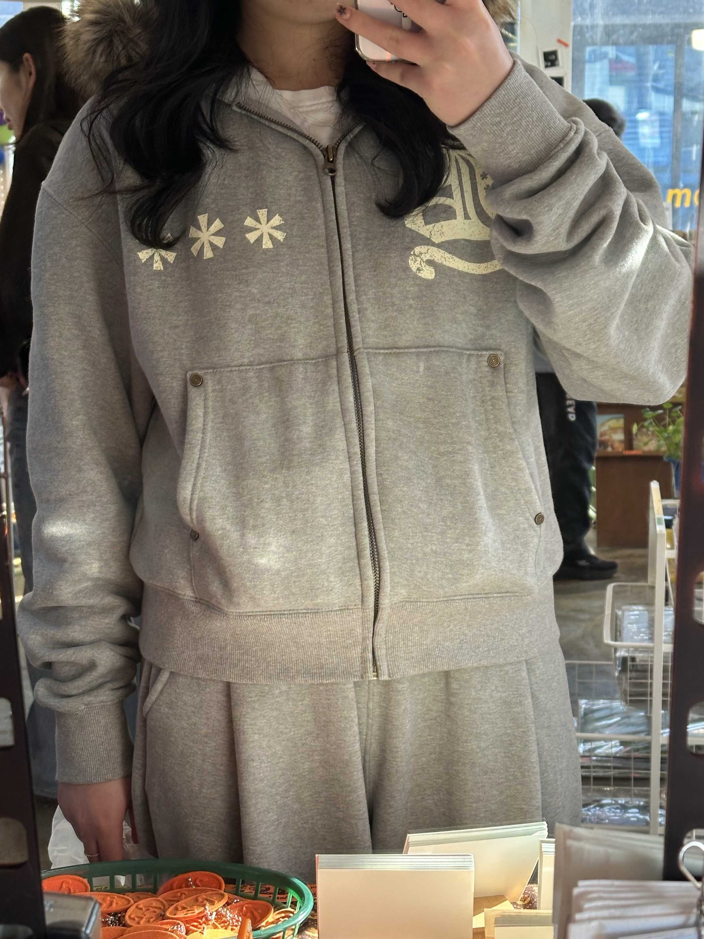 AMOU Fur Hoodie Zip Up Gray, AMOU Molly One Tuck Sweat Pants Gray 착용 스타일