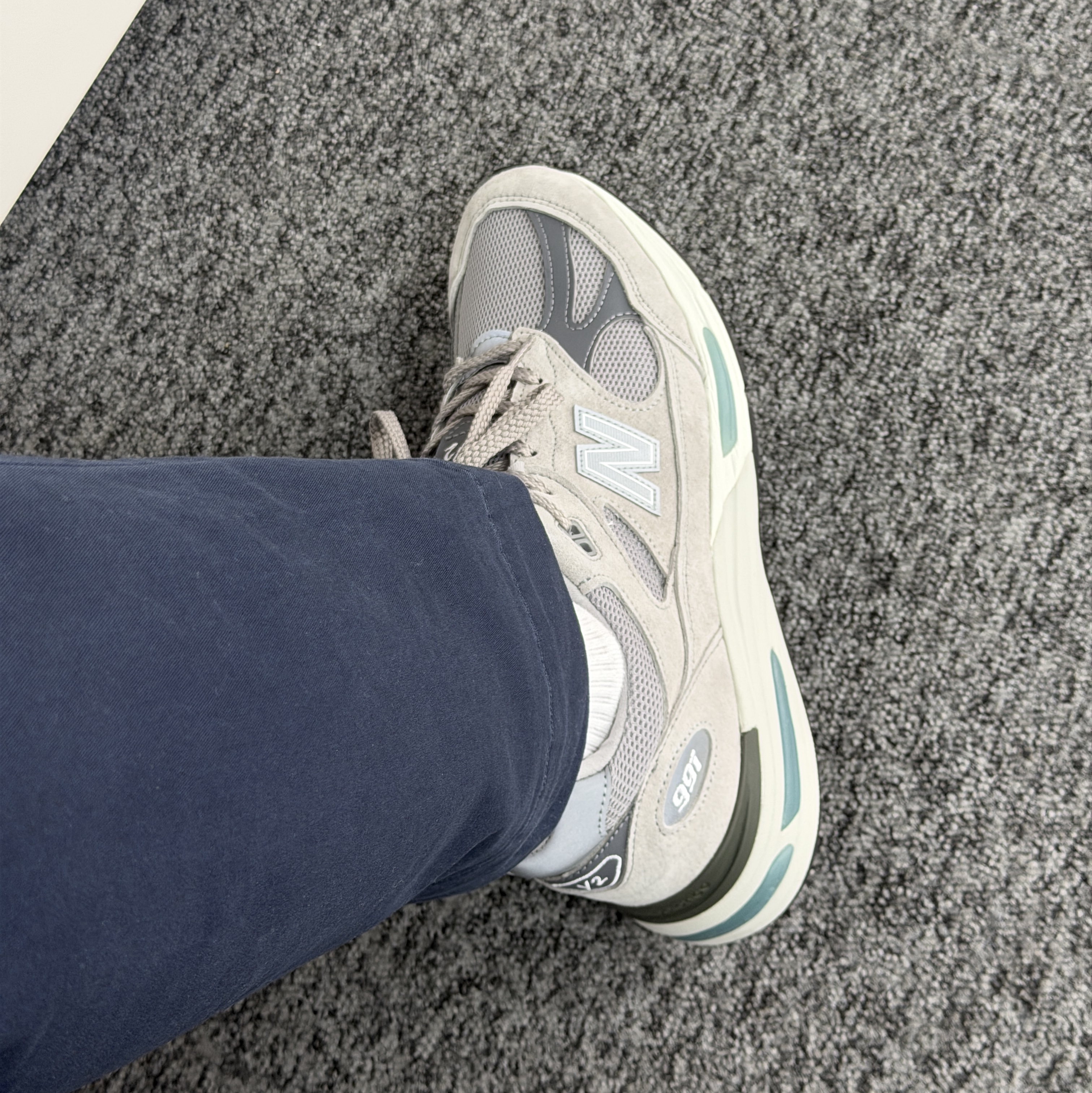 New Balance 991v2 Made in UK Rock Ridge Alloy Silver 착용 스타일