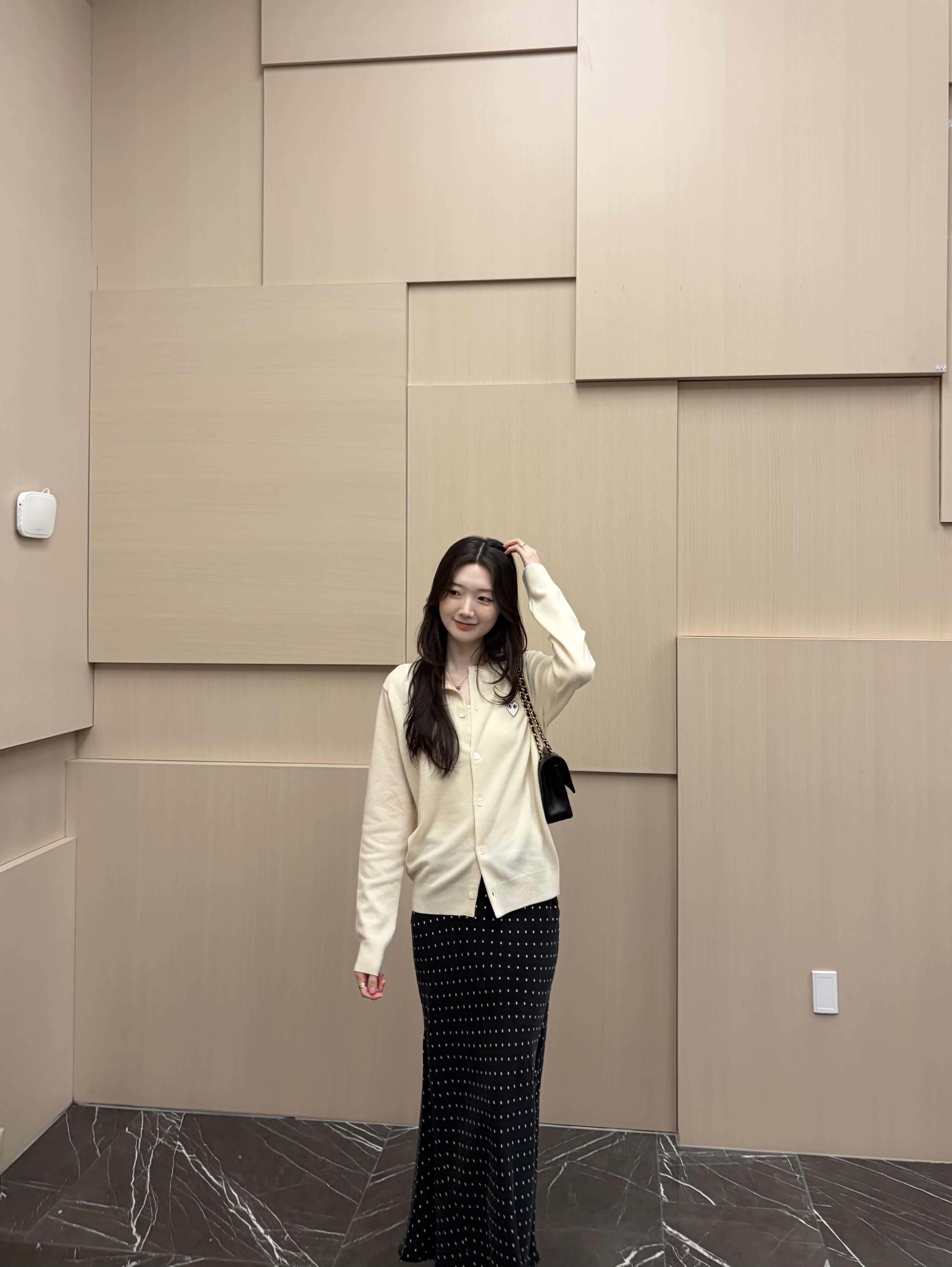 Play Comme des Garcons White Heart Knit Cardigan Natural, Chanel Medium Classic Handbag Grained Calfskin & Gold Black 착용 스타일