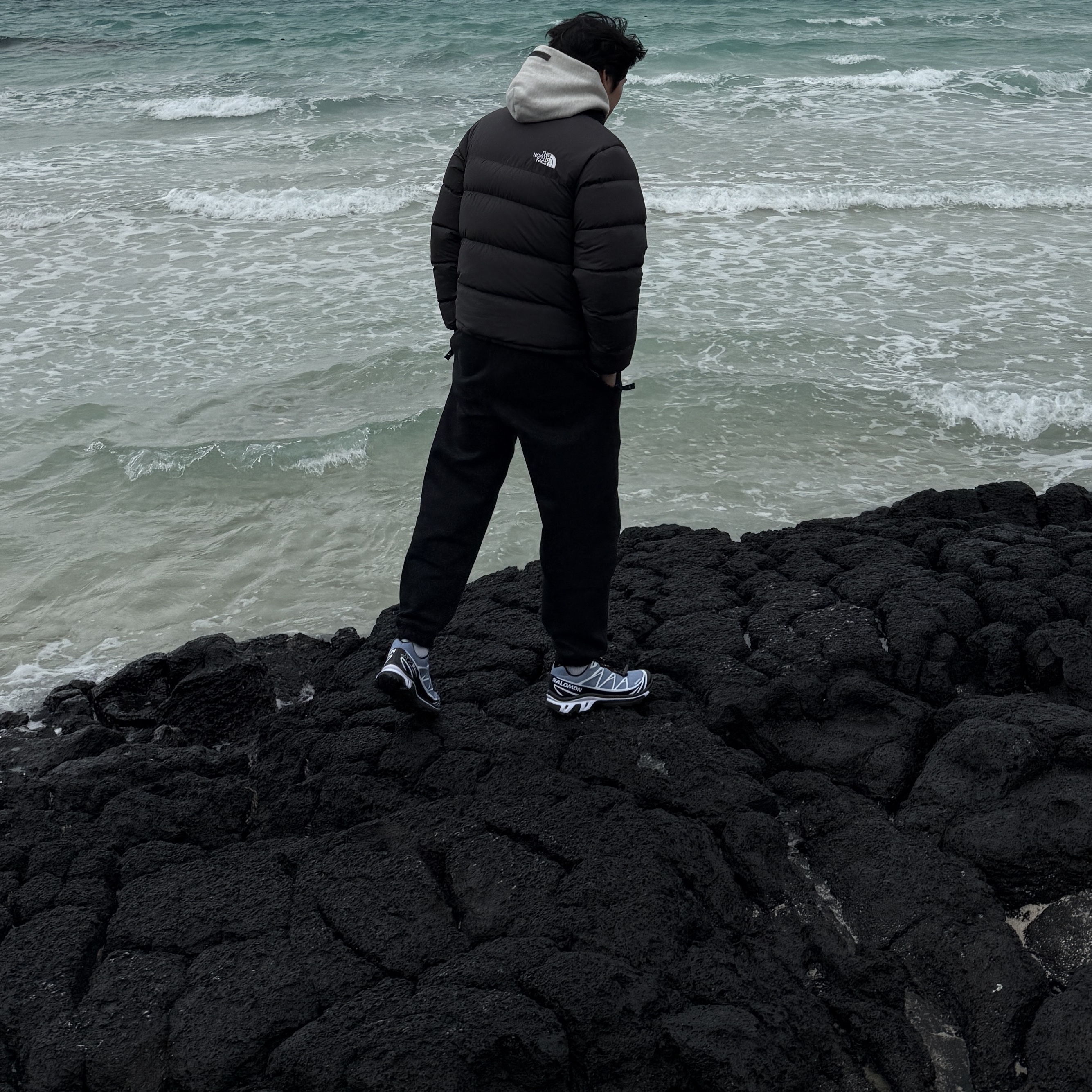 The North Face 1992 Nuptse Jacket Black, Salomon XT-6 GTX Black Infinity 착용 스타일