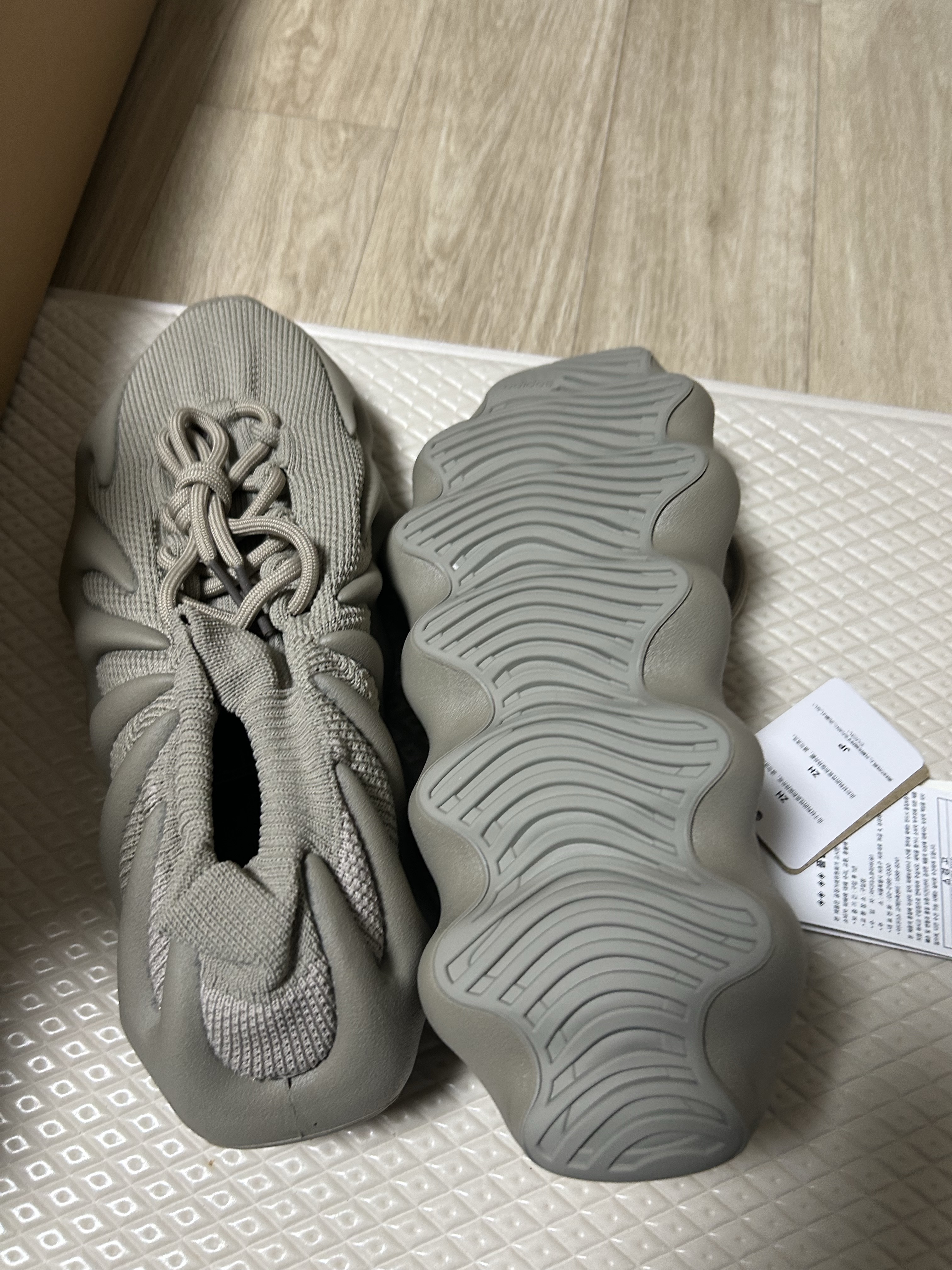 Adidas Yeezy 450 Stone Flax 착용 스타일