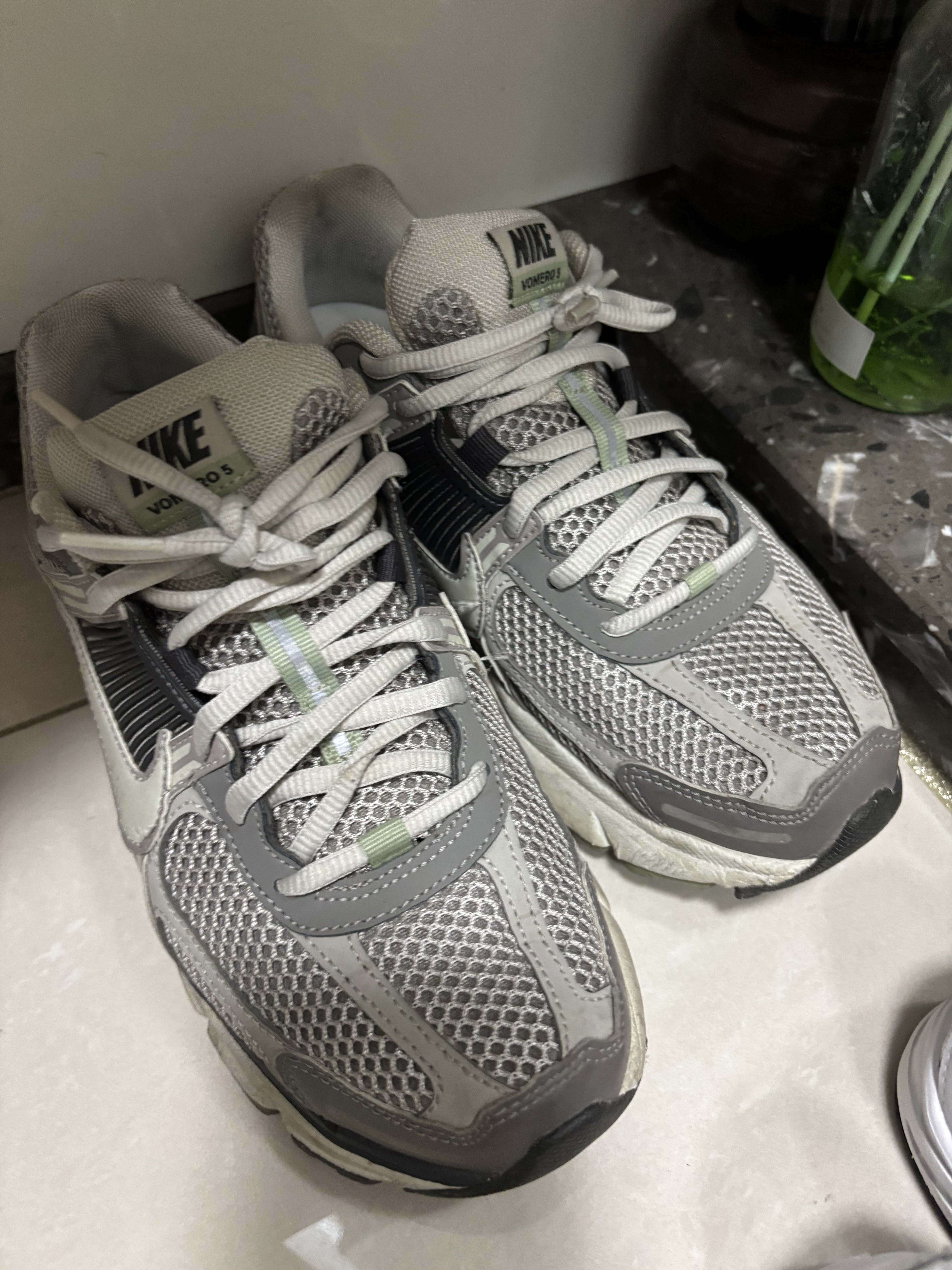 (W) Nike Zoom Vomero 5 Cobblestone and Flat Pewter 착용 스타일