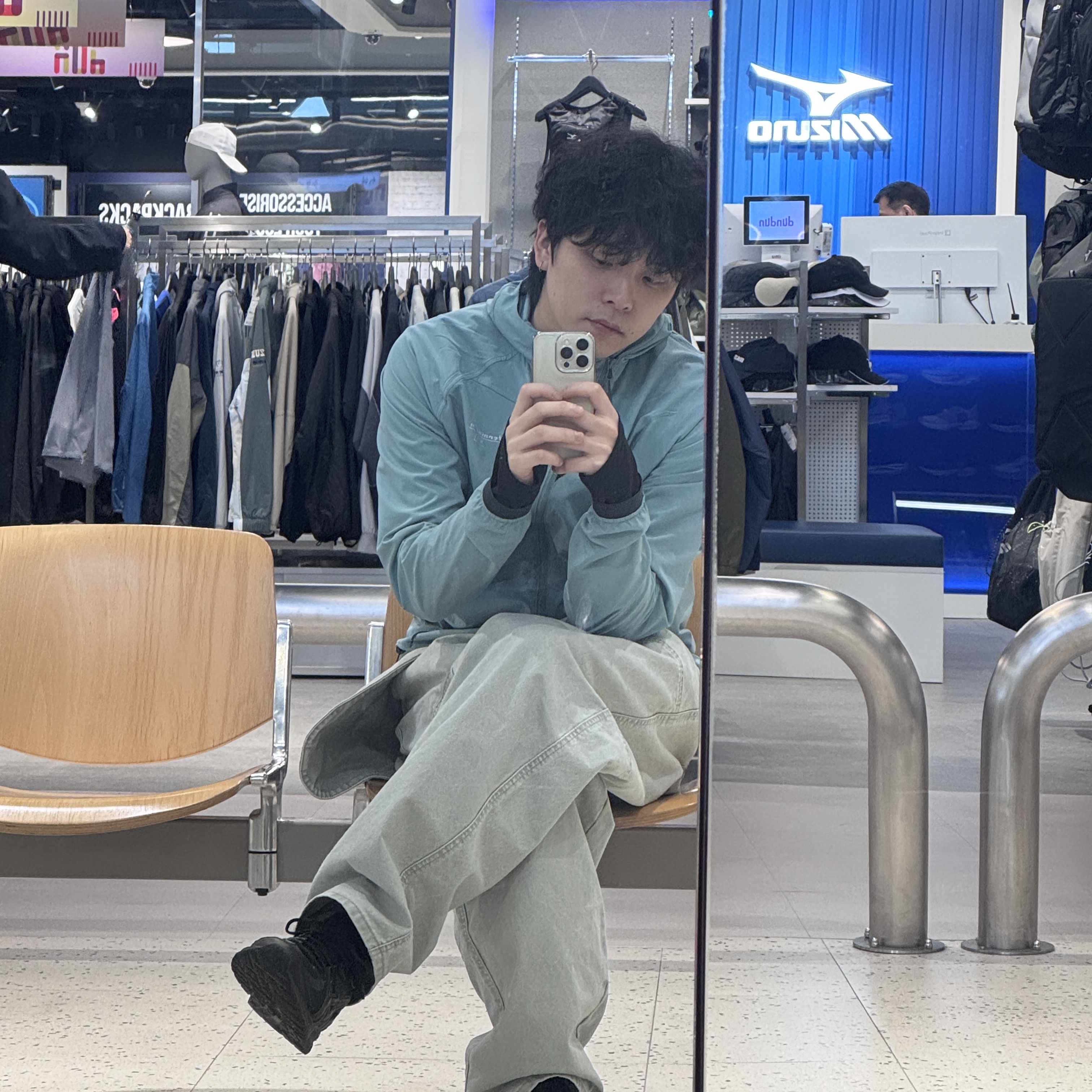 (W) Klattermusen Nal Hooded Windbreaker Jacket Black, Salomon Trailblazer 20 Black 착용 스타일 - 3
