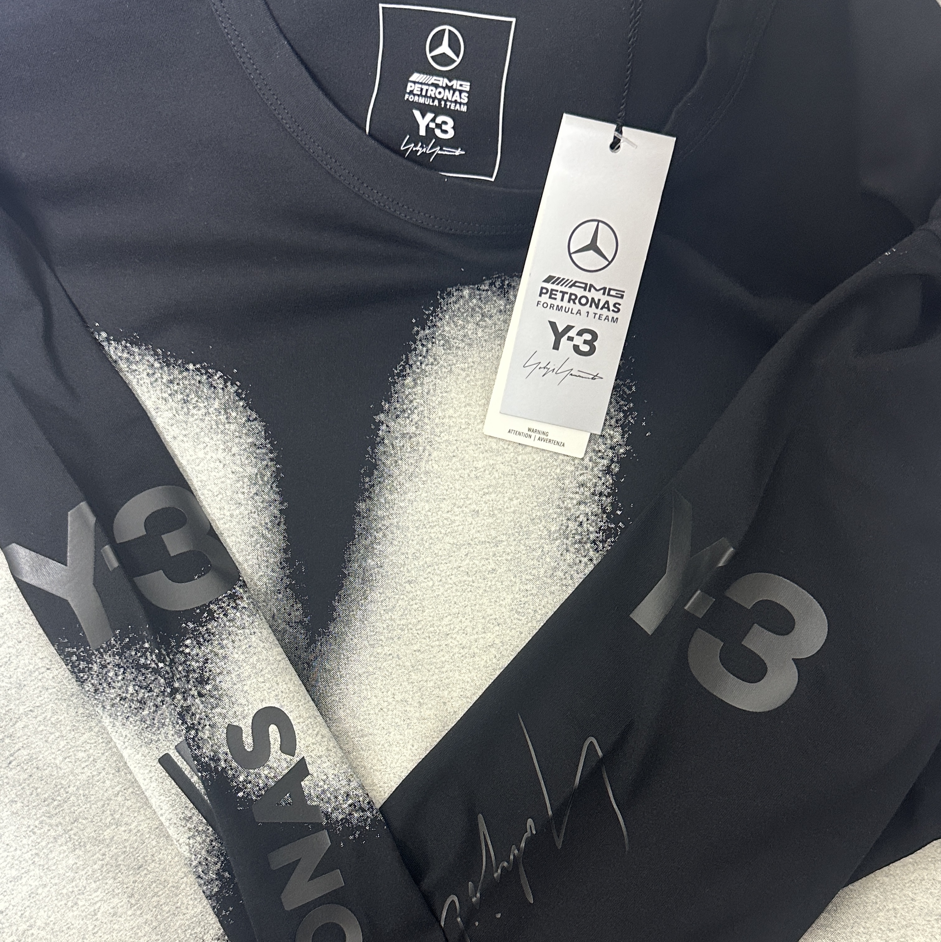 Mercedes AMG Petronas x Y-3 F1 Team Silver Arrow Yohji Graphic Long Sleeve T-shirt Black 착용 스타일 - 3