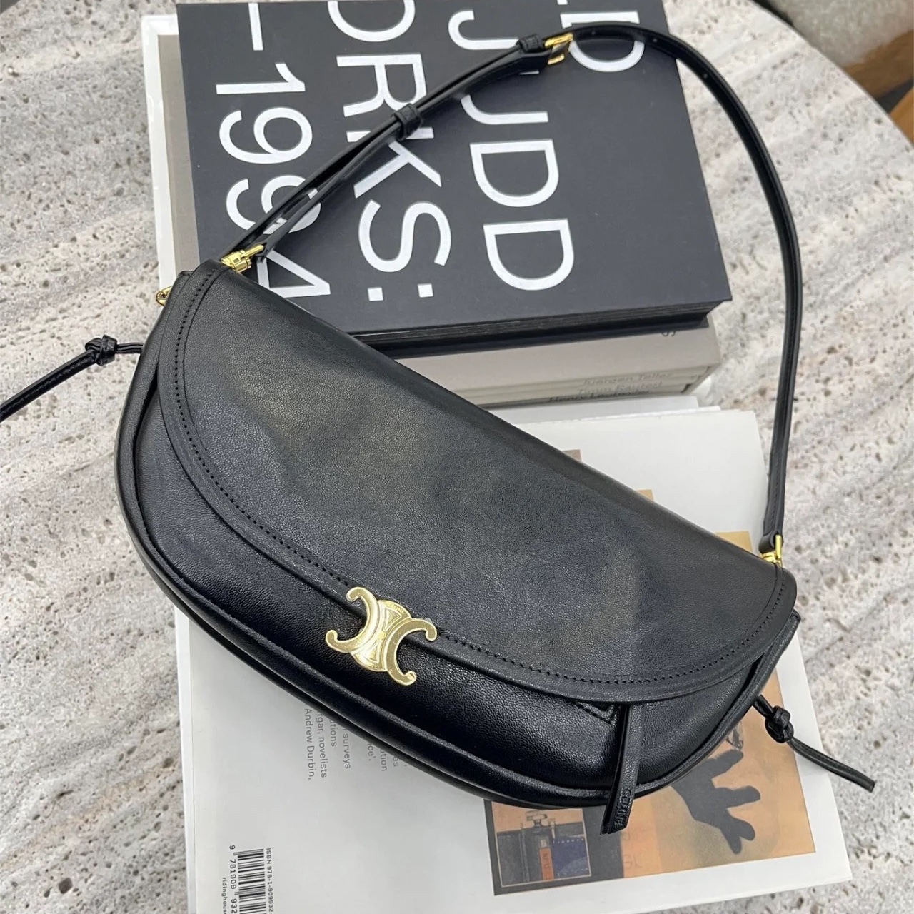 Celine Little Halfmoon Soft Triomphe in Supple Shiny Lambskin Black 착용 스타일 - 8
