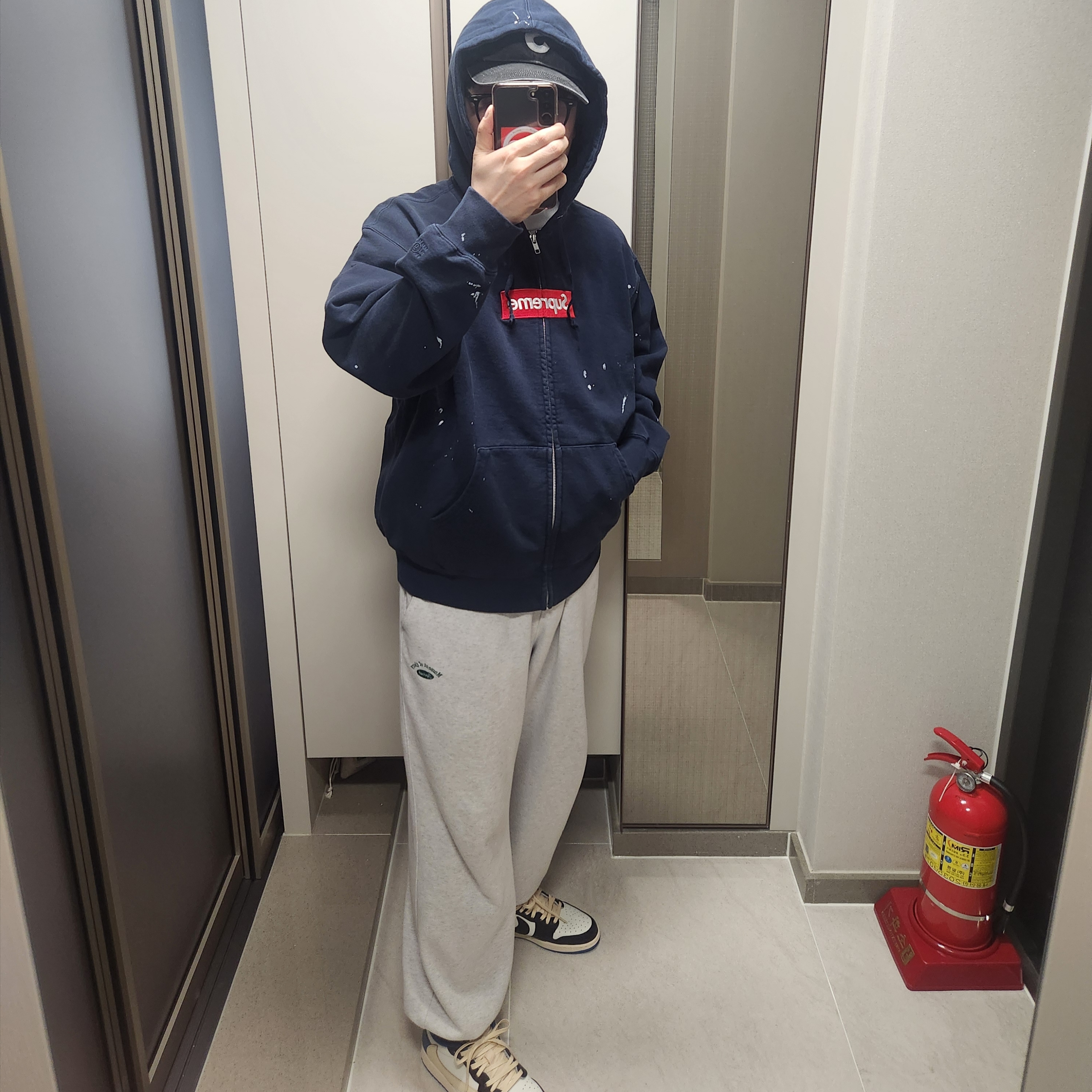 Supreme x MM6 Maison Margiela Box Logo Zip Up Hooded Sweatshirt Navy - 26SS, Jordan 1 x Travis Scott x Fragment Retro Low OG SP Military Blue 착용 스타일 - 1
