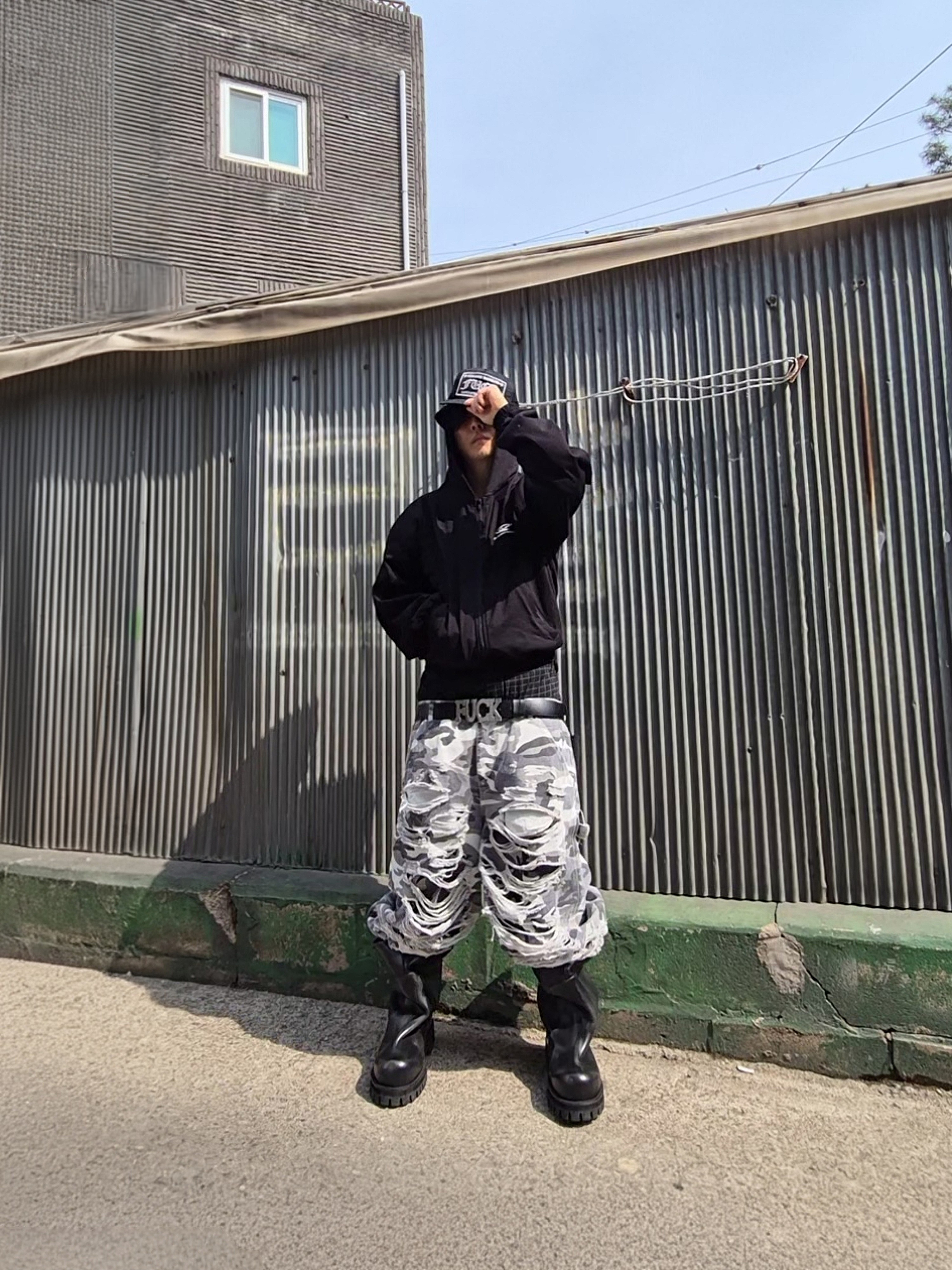 Chrome Hearts Fuck Hollywood Trucker Hat Black 착용 스타일 - 1