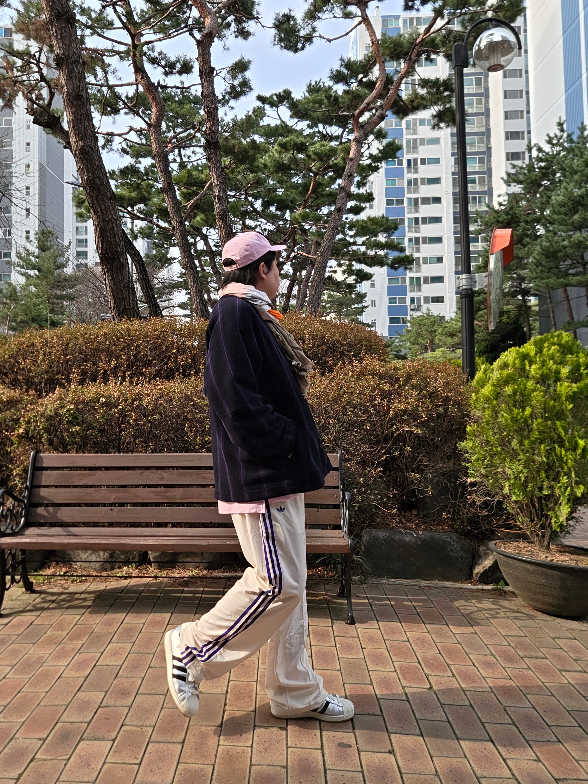 Uniqlo x Needles Fleece Oversized Cardigan Black - KR, Hello Sunrise Palm Tree Wappen 6Panel Cap Coral Pink 착용 스타일 - 3