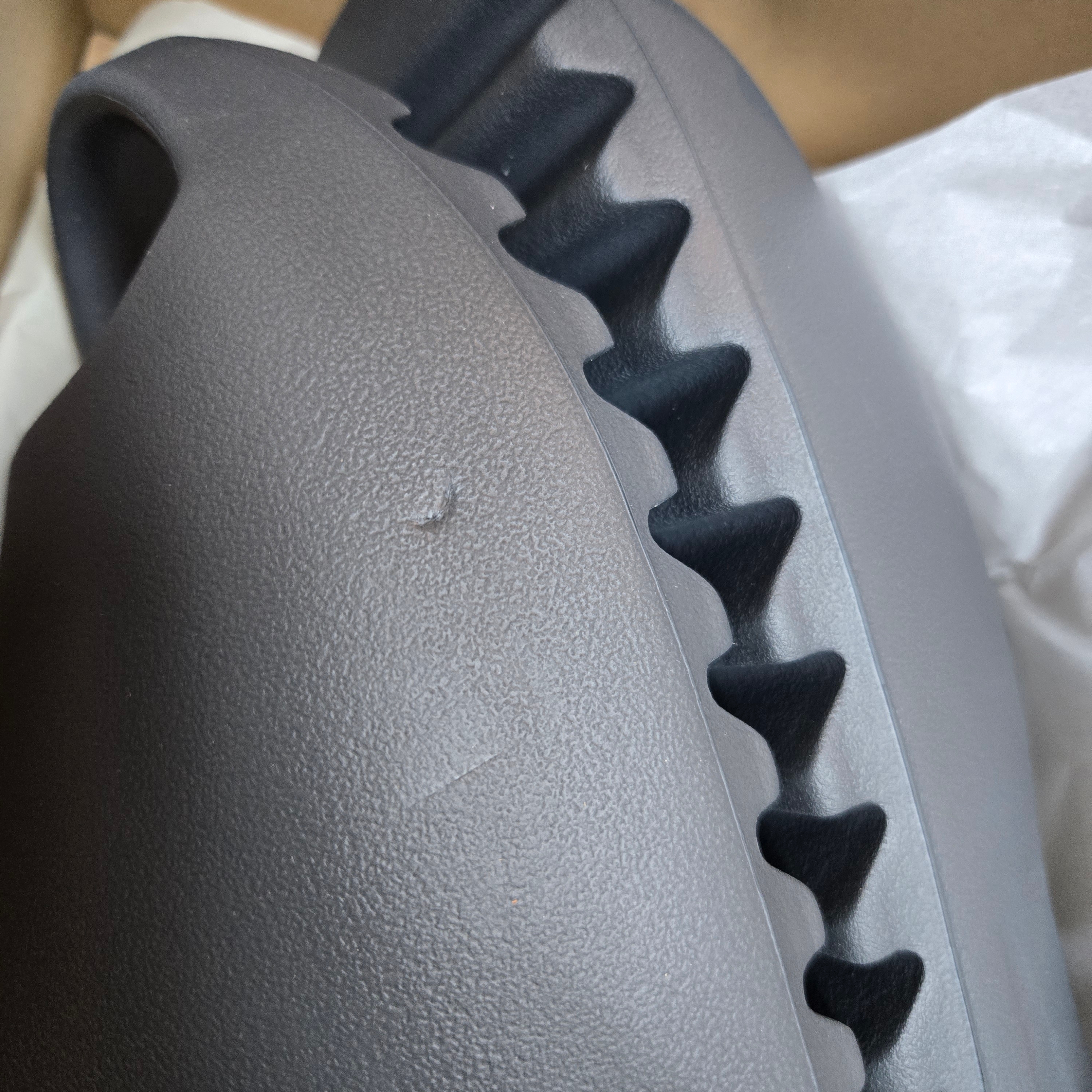 Adidas Yeezy Slide Granite 착용 스타일 - 2
