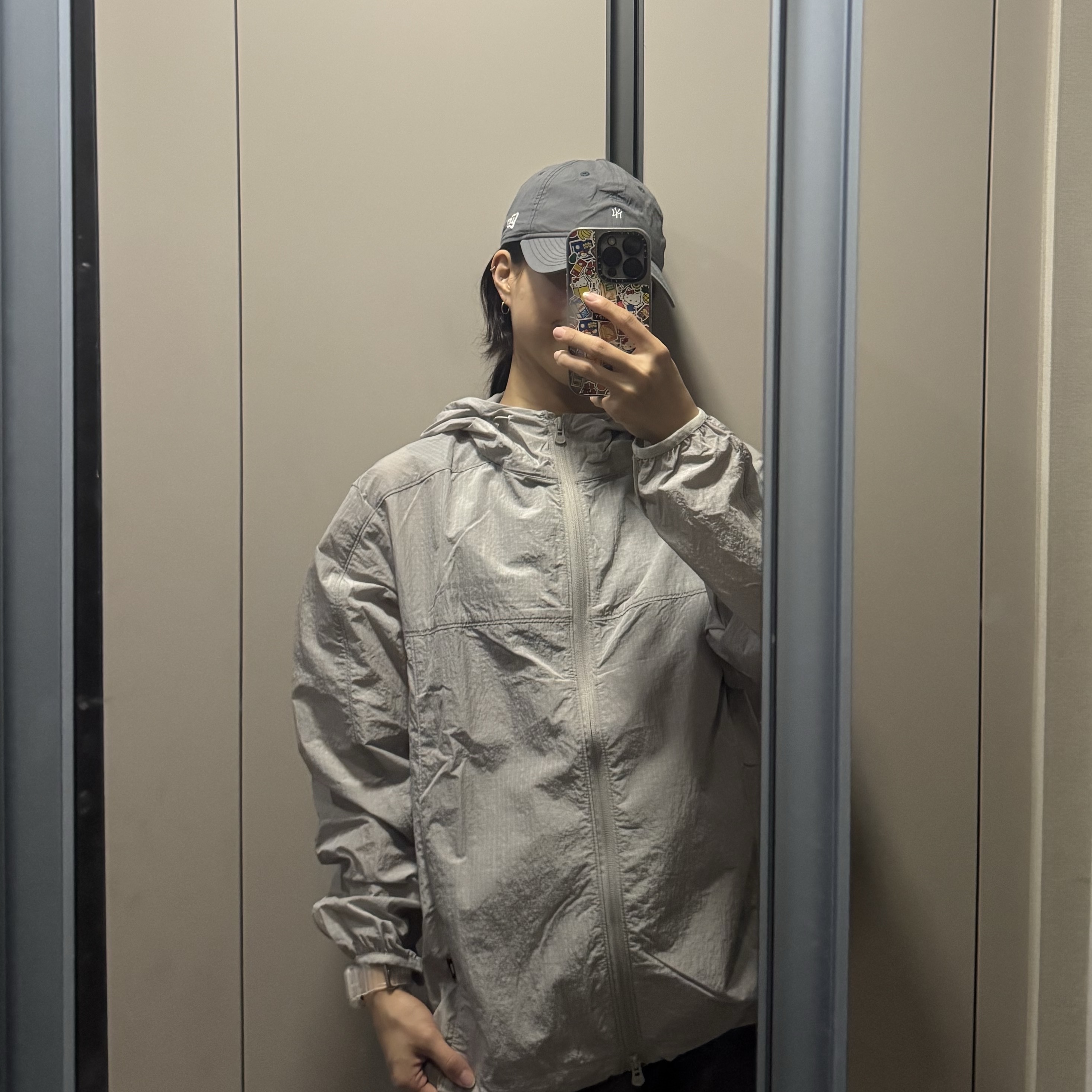 [KREAM 단독] runwhither Windbreaker Jacket V2 Gray 착용 스타일 - 1