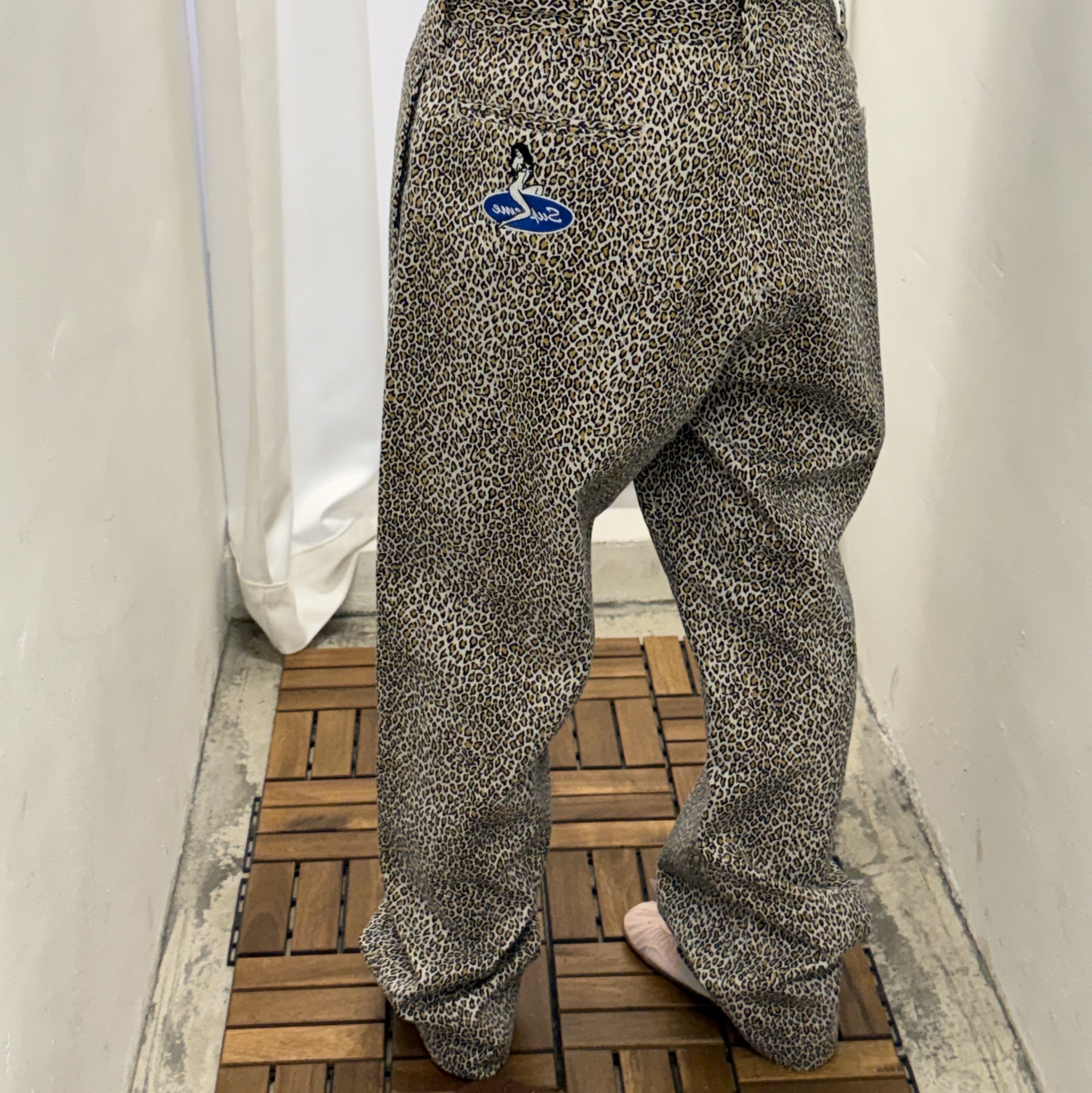 Supreme Chino Pants Leopard - 25FW, Nike x Jacquemus Moon Shoe SP Aluminum Pink Sail 착용 스타일 - 1