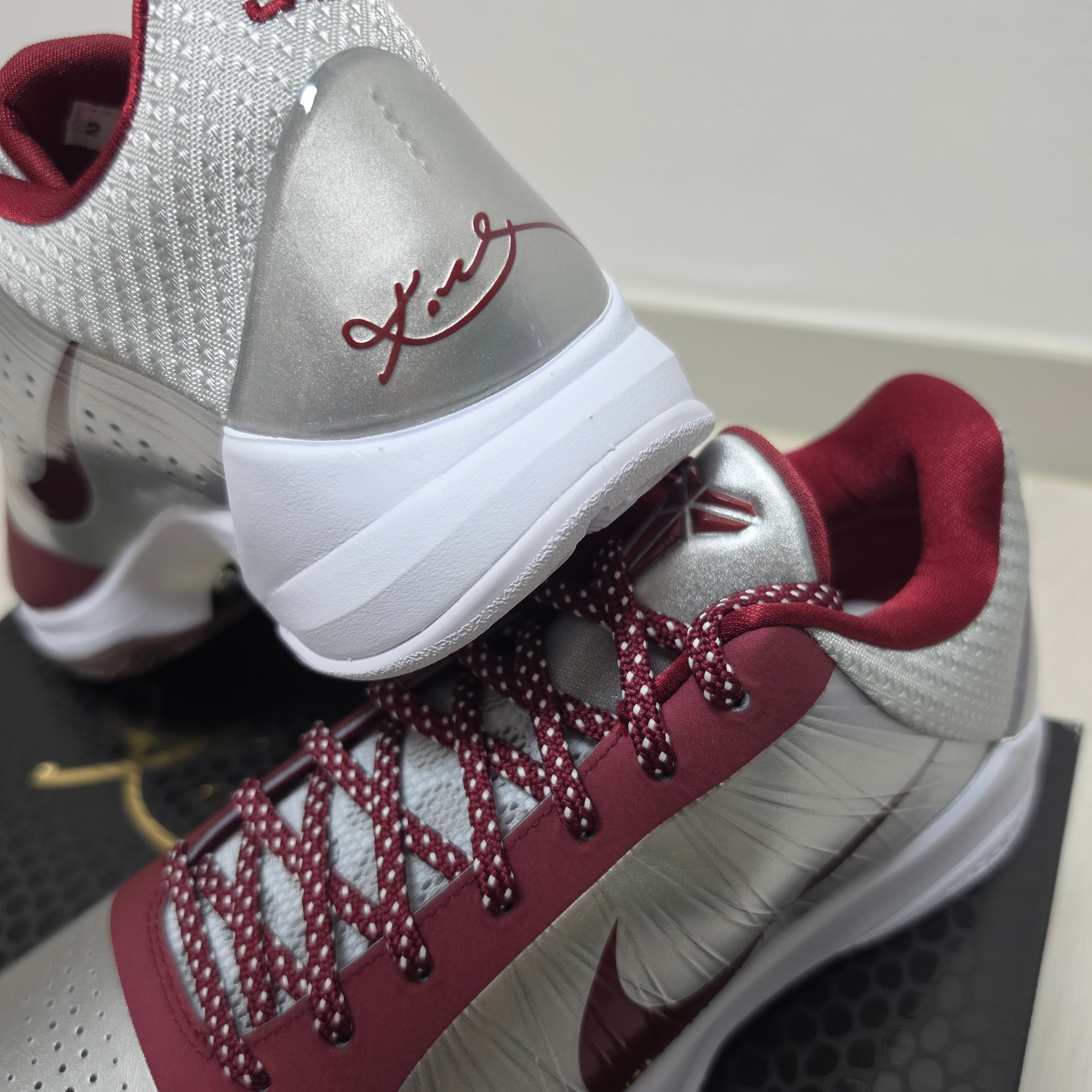 Nike Kobe 5 Protro Lower Merion Aces Away Metallic Silver Team Red 착용 스타일 - 3