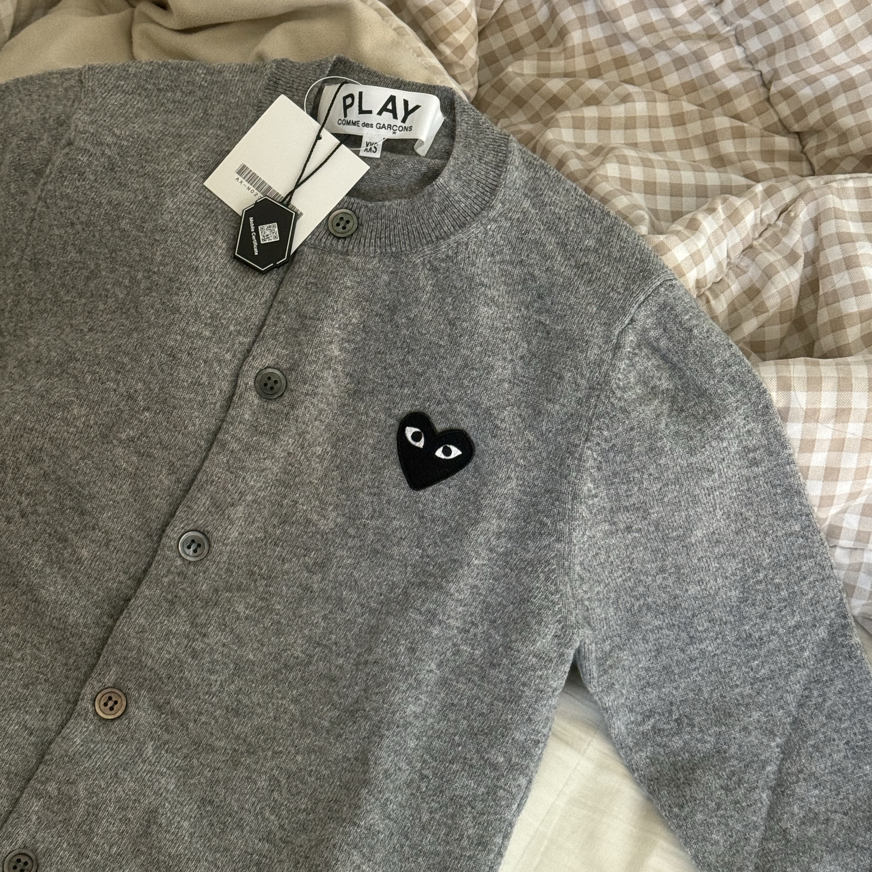 Play Comme des Garcons Black Heart Knit Cardigan Grey 착용 스타일