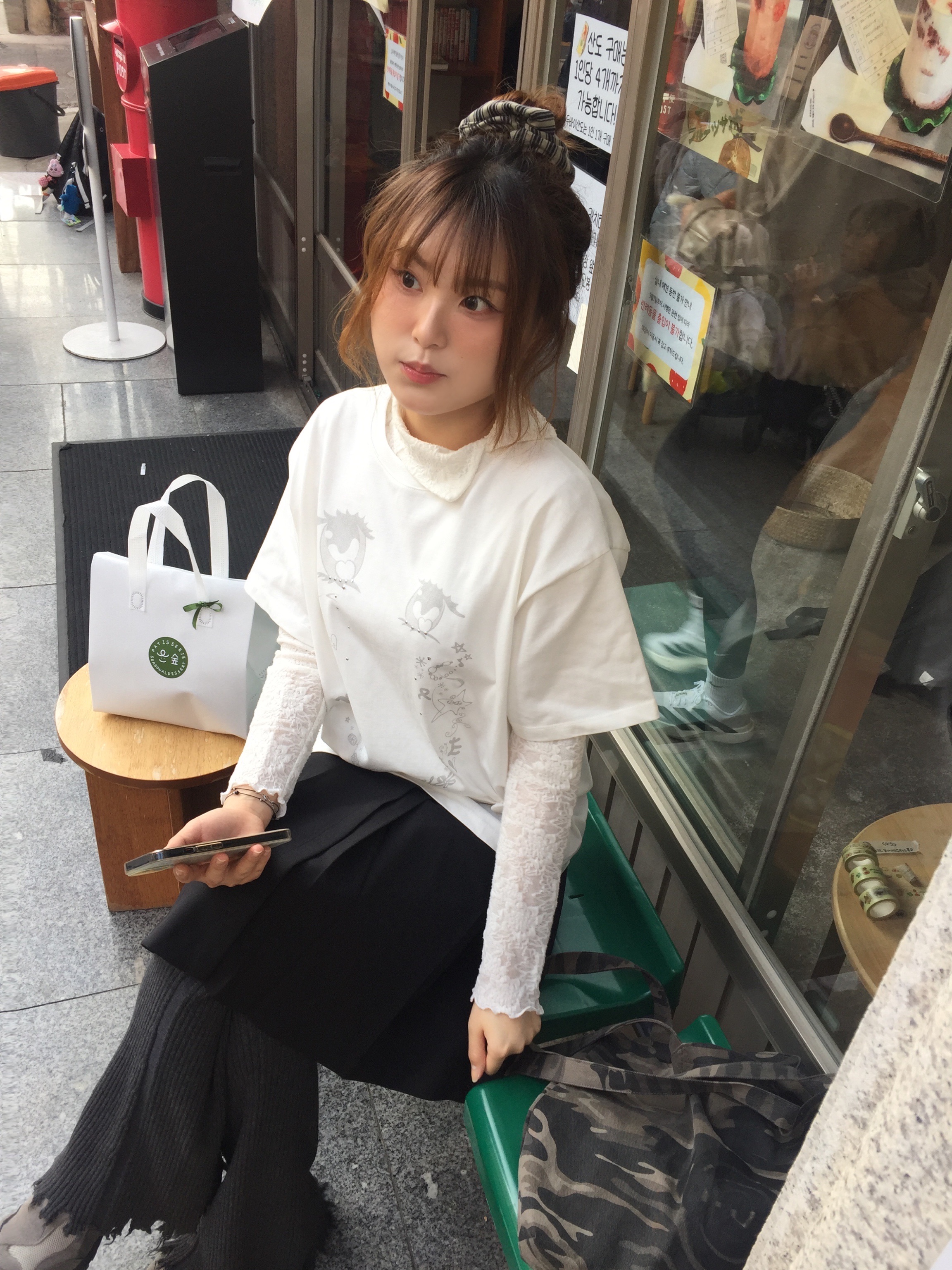 UGLYSHADOW Button Double Pleated Midi Skirt Black 착용 스타일 - 1