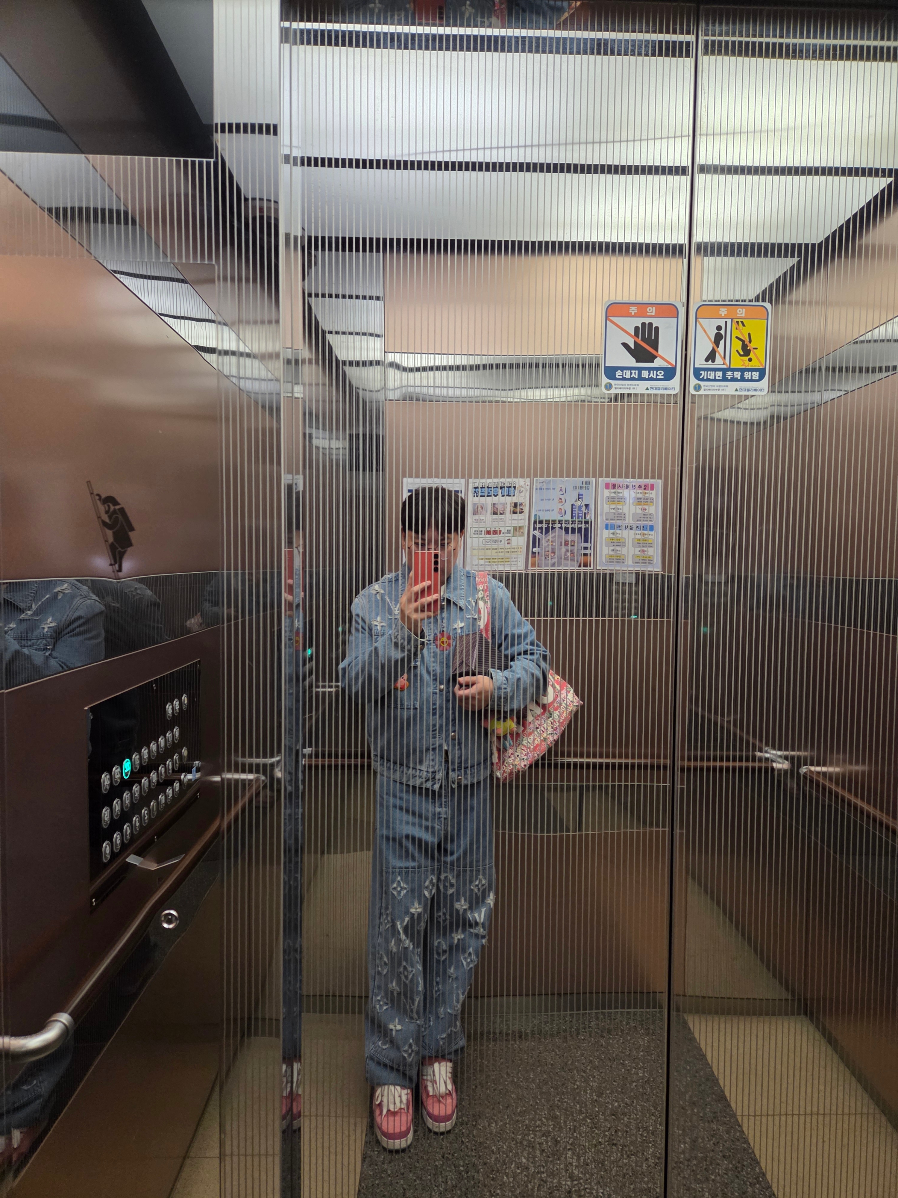 Louis Vuitton Denim Trucker Jacket Indigo Blue, Louis Vuitton Denim Skate Jeans Indigo Blue 착용 스타일 - 1