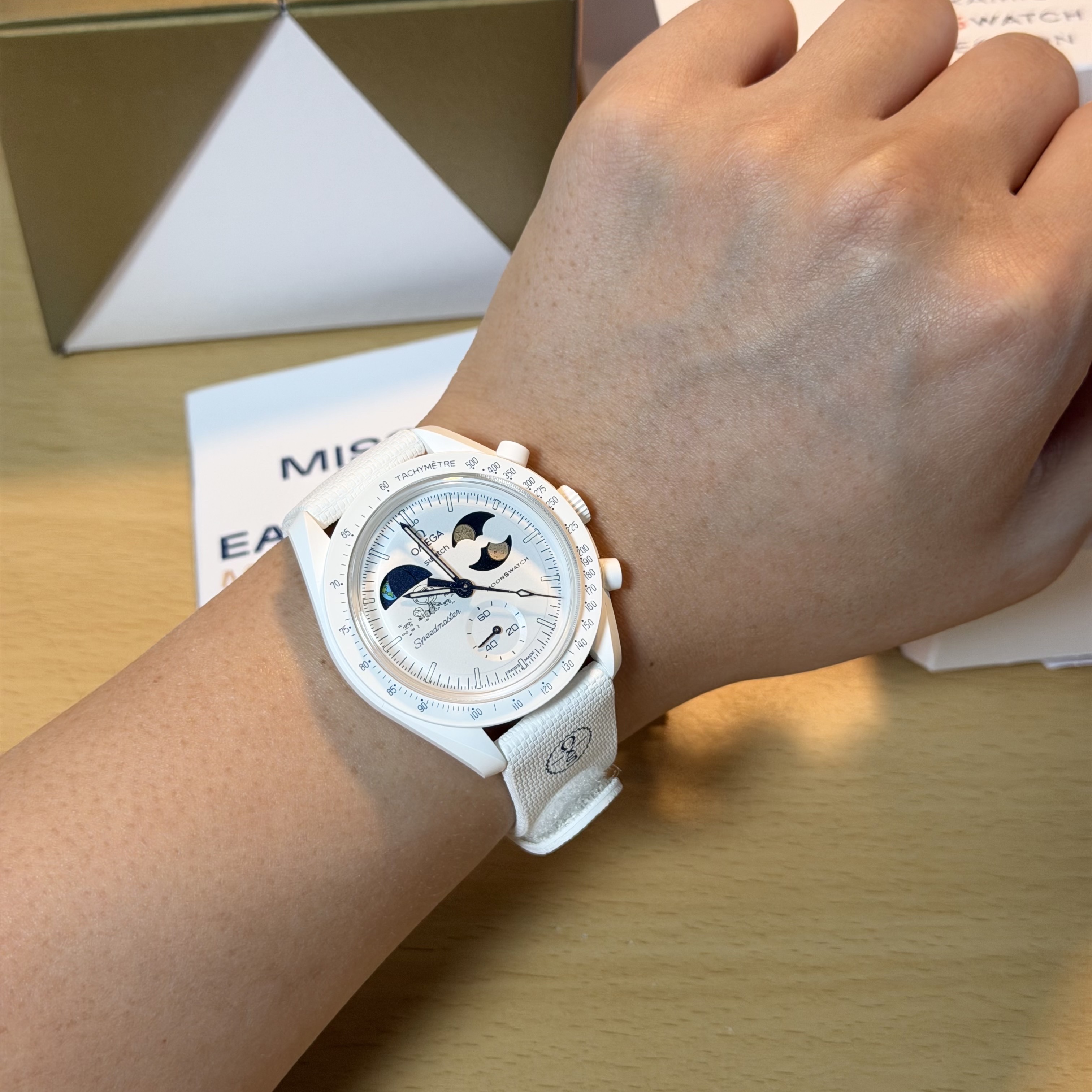 Swatch x Omega x Snoopy Bioceramic Moonswatch Mission To The Earthphase 42mm Moonshine Gold Cold Moon 착용 스타일 - 2