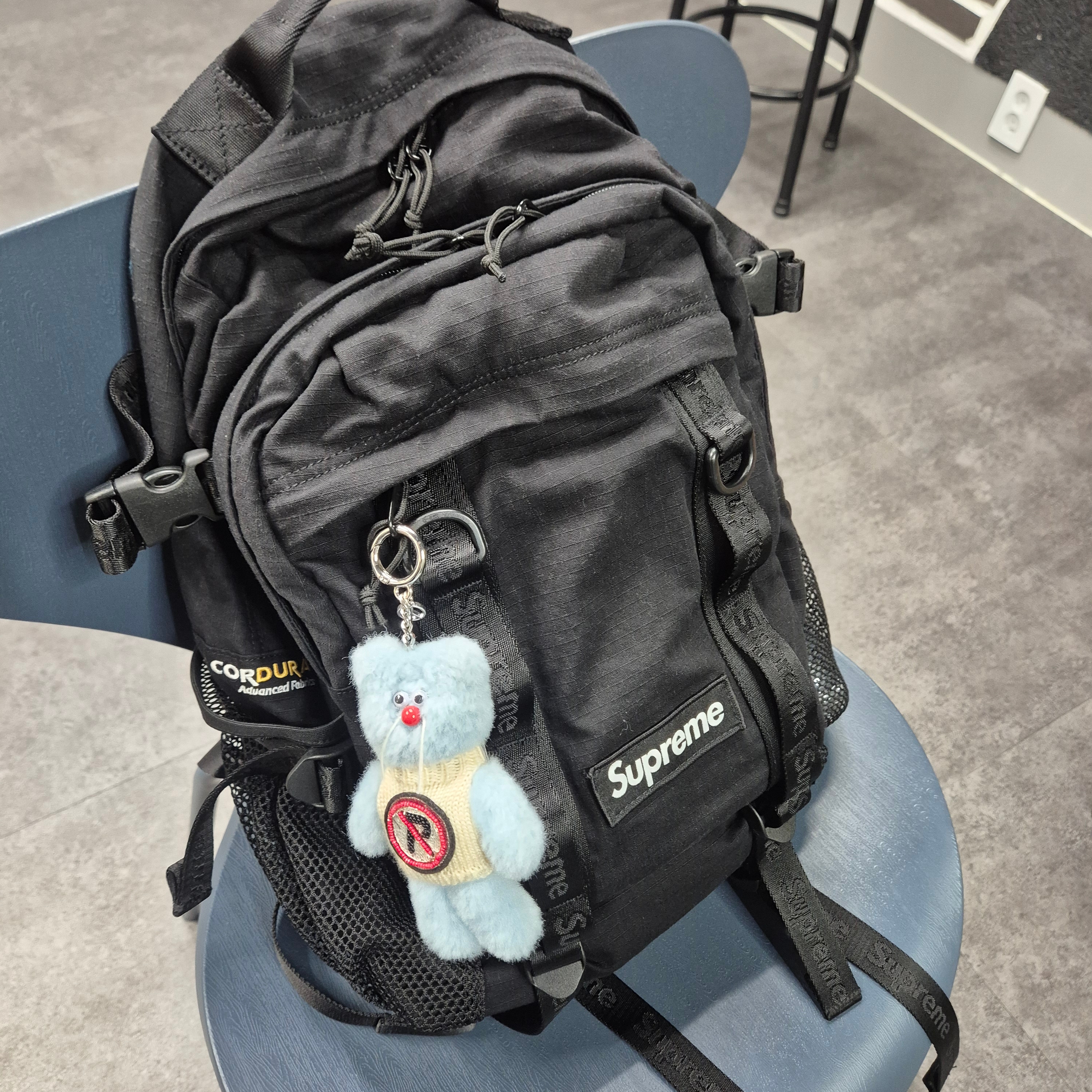 Supreme Backpack Black - 26SS, Monamhee x Peaceminusone Syhee Plush Keyring 착용 스타일 - 2
