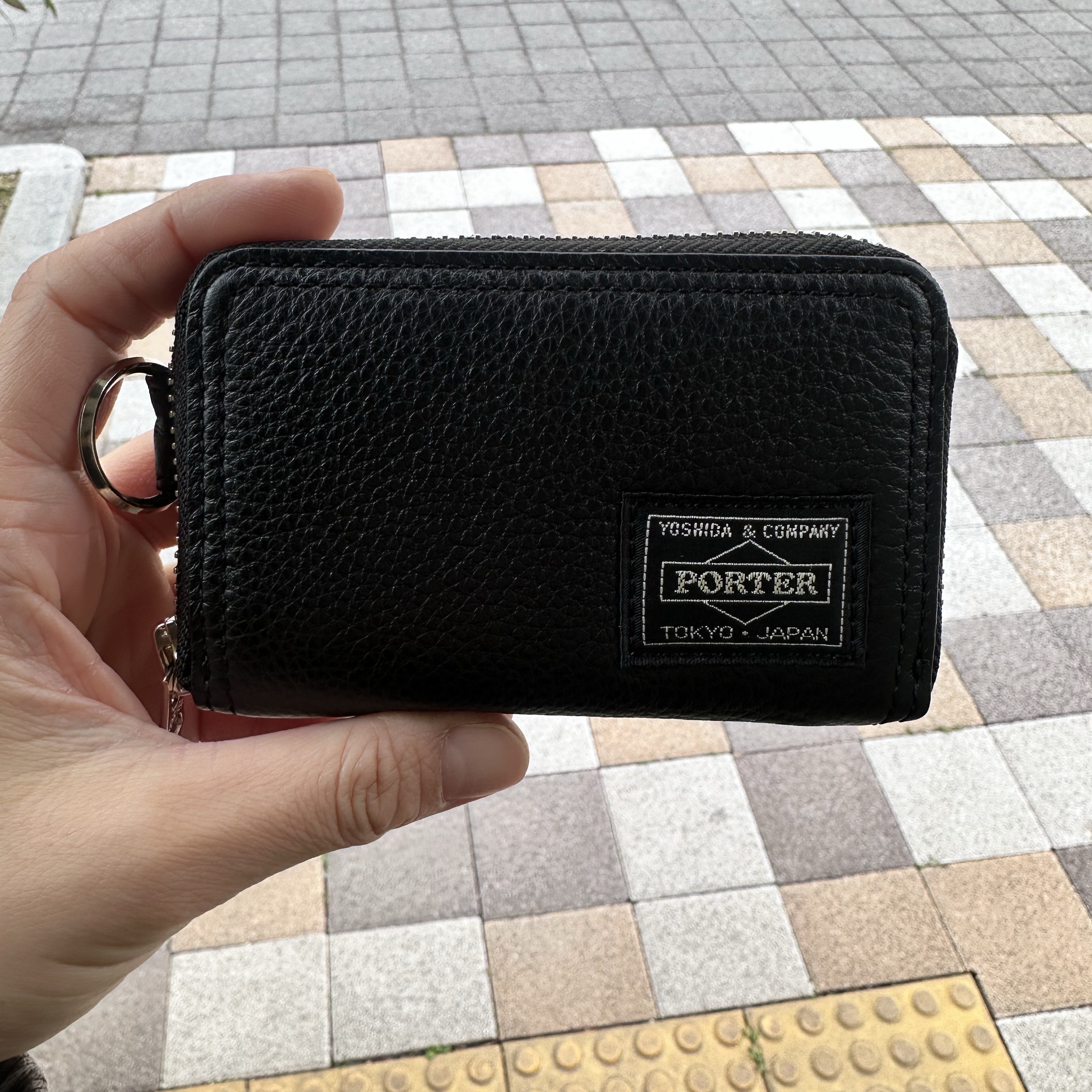 Porter Calm Coin Case Black 착용 스타일
