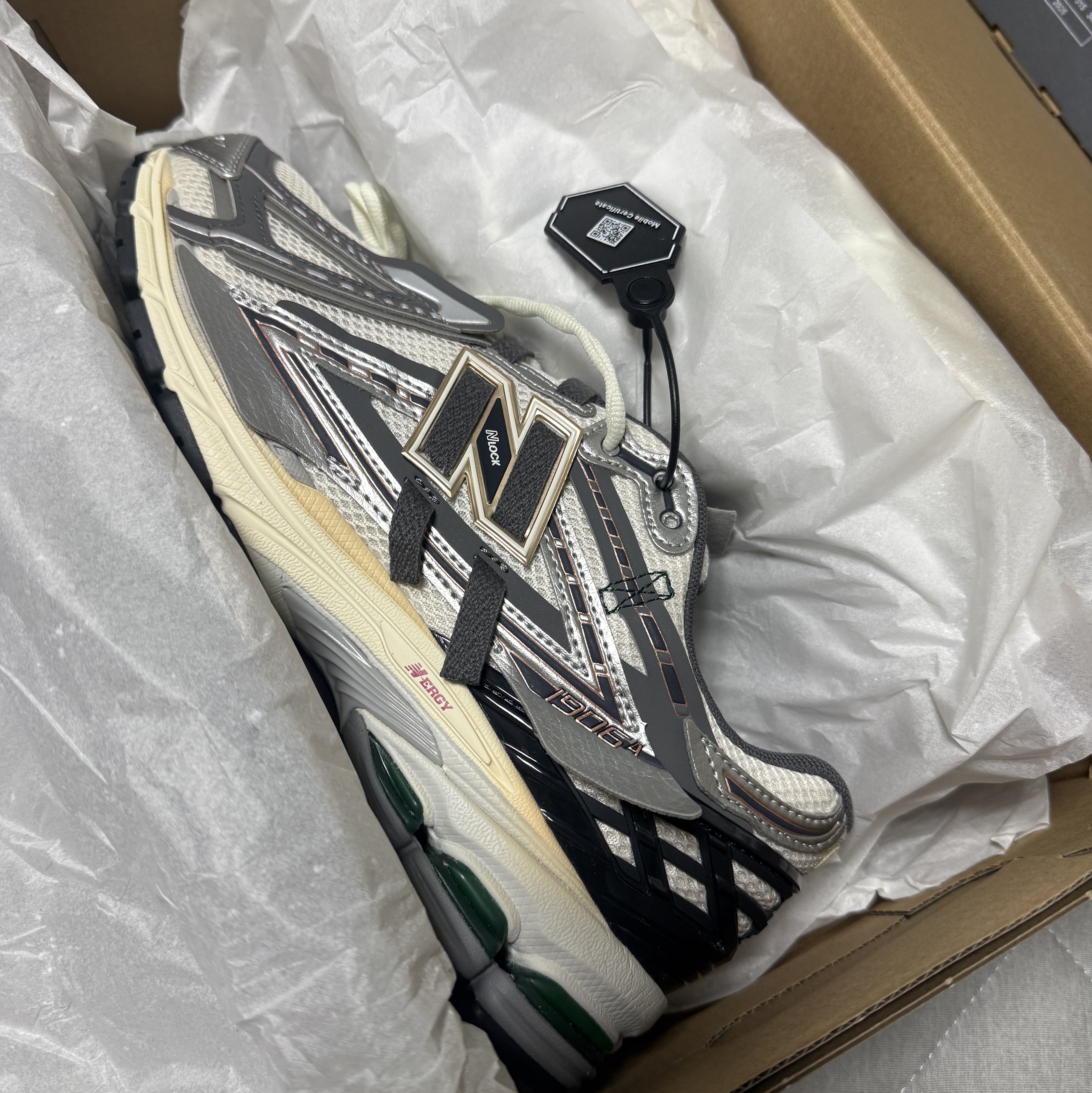 New Balance 1906A Silver Metallic Castlerock 착용 스타일 - 2