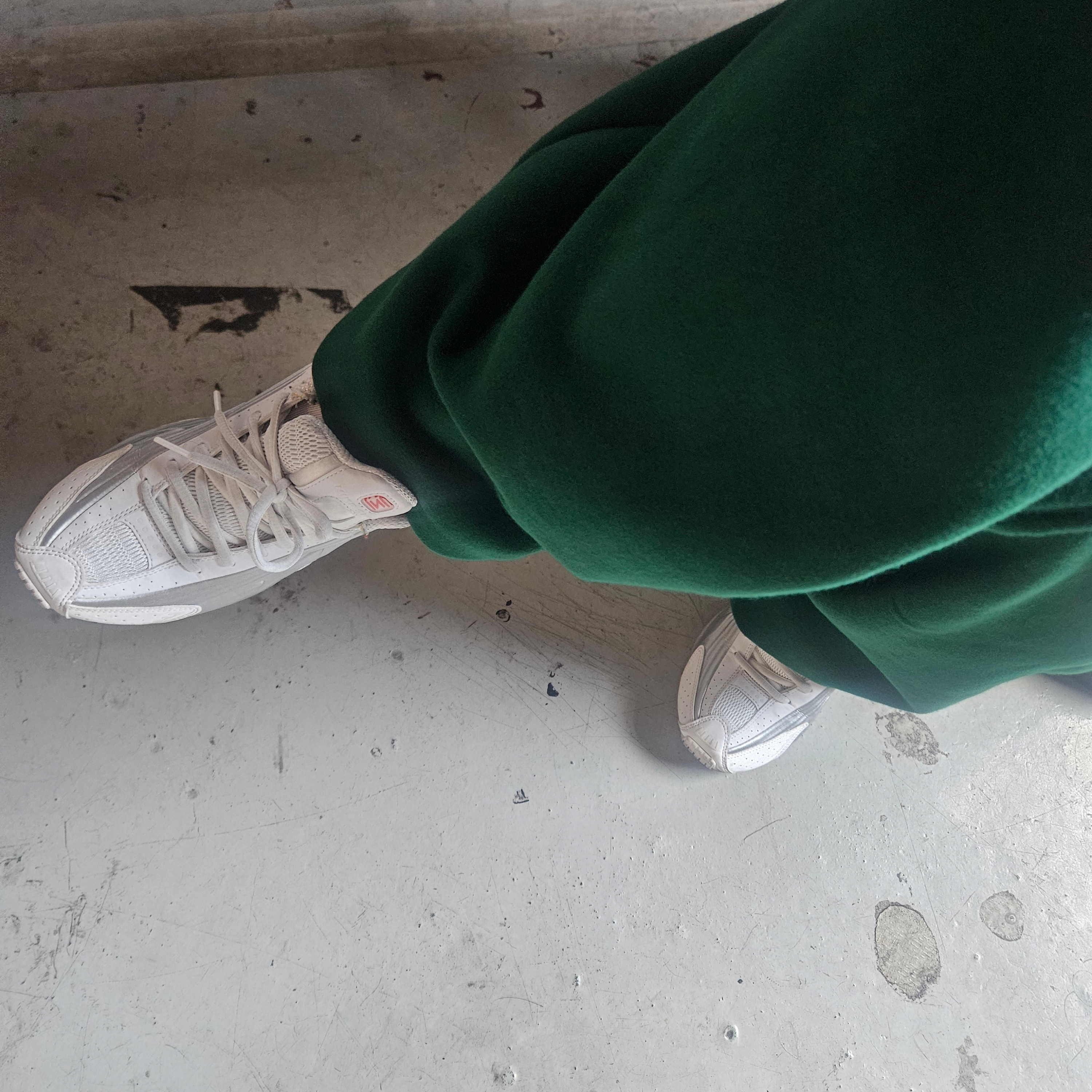 Nike Shox R4 White Bright Crimson 착용 스타일