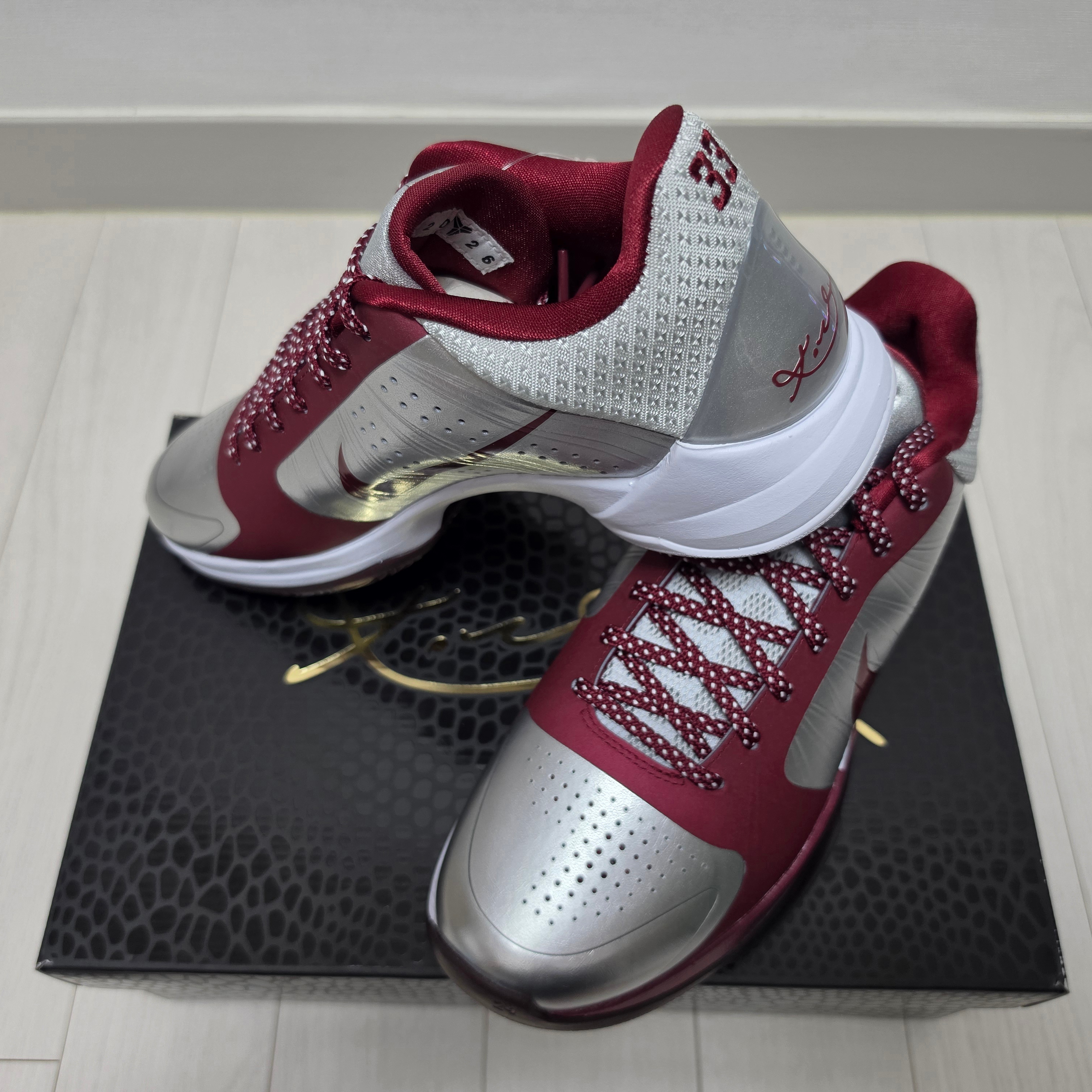 Nike Kobe 5 Protro Lower Merion Aces Away Metallic Silver Team Red 착용 스타일 - 2