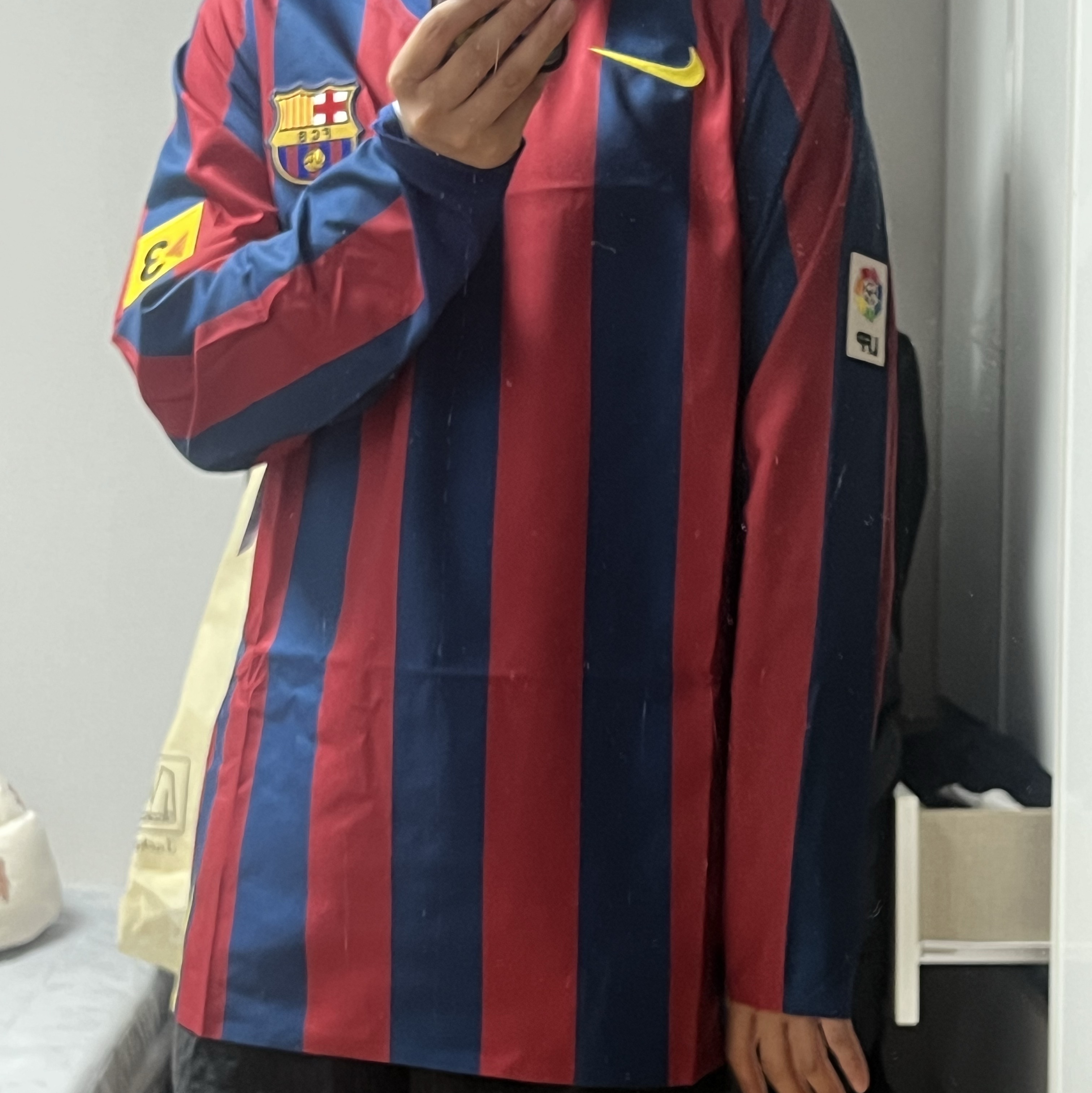 Nike Ronaldinho FC Barcelona 2005/06 Retro Soccer Replica Long-Sleeve Jersey (HQ1462-471) (Marking Ver.) 착용 스타일 - 2
