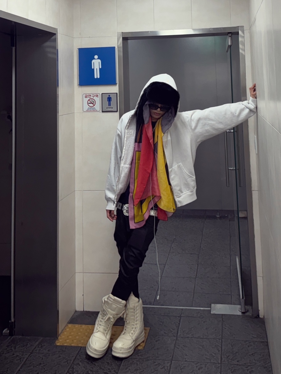 (W) Celine Triomphe XL 01 Sunglasses in Acetate Black, Supreme x MM6 Maison Margiela Box Logo Zip Up Hooded Sweatshirt White - 26SS 착용 스타일 - 5