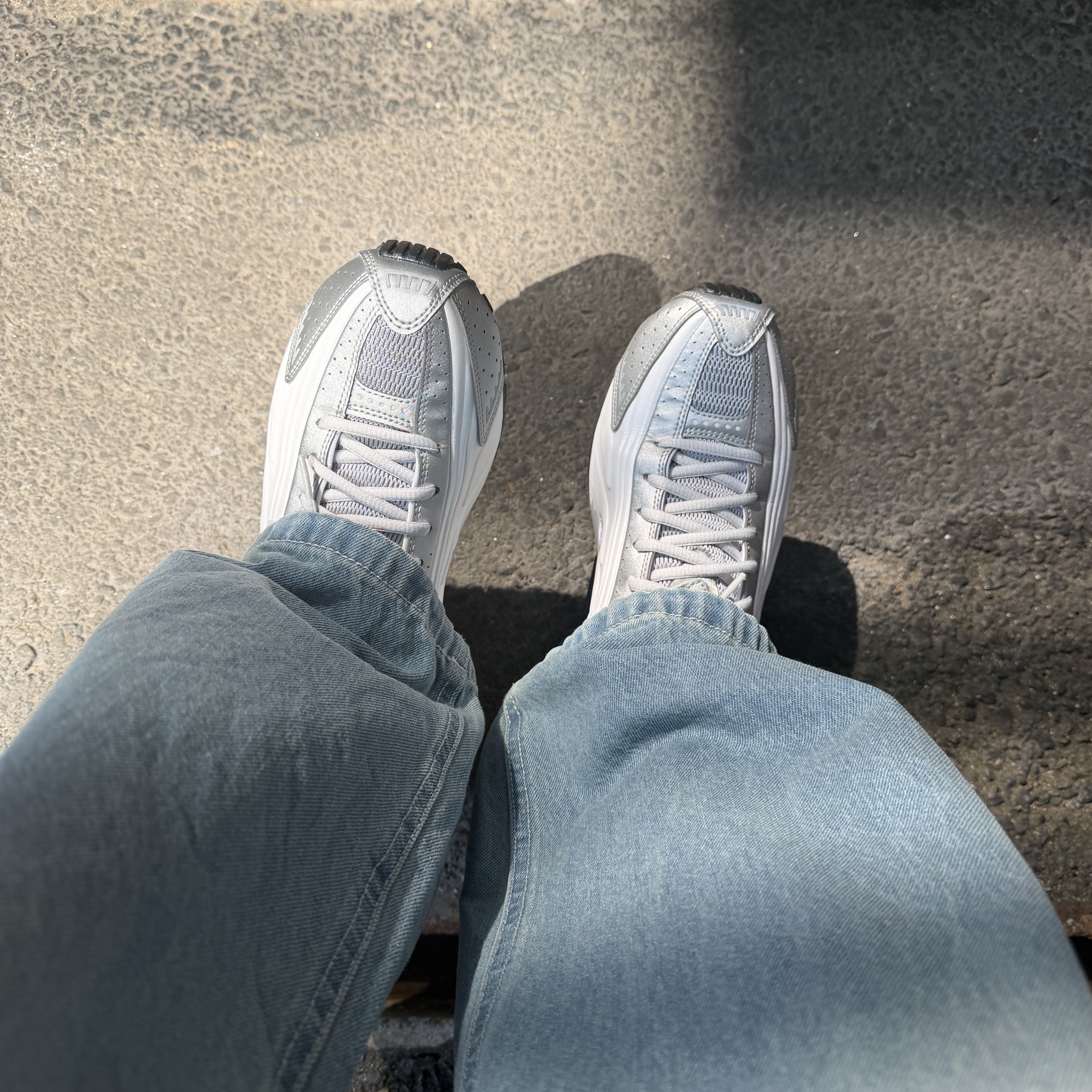 Nike Shox R4 White Metallic Silver Deep Royal Blue White 착용 스타일 - 2