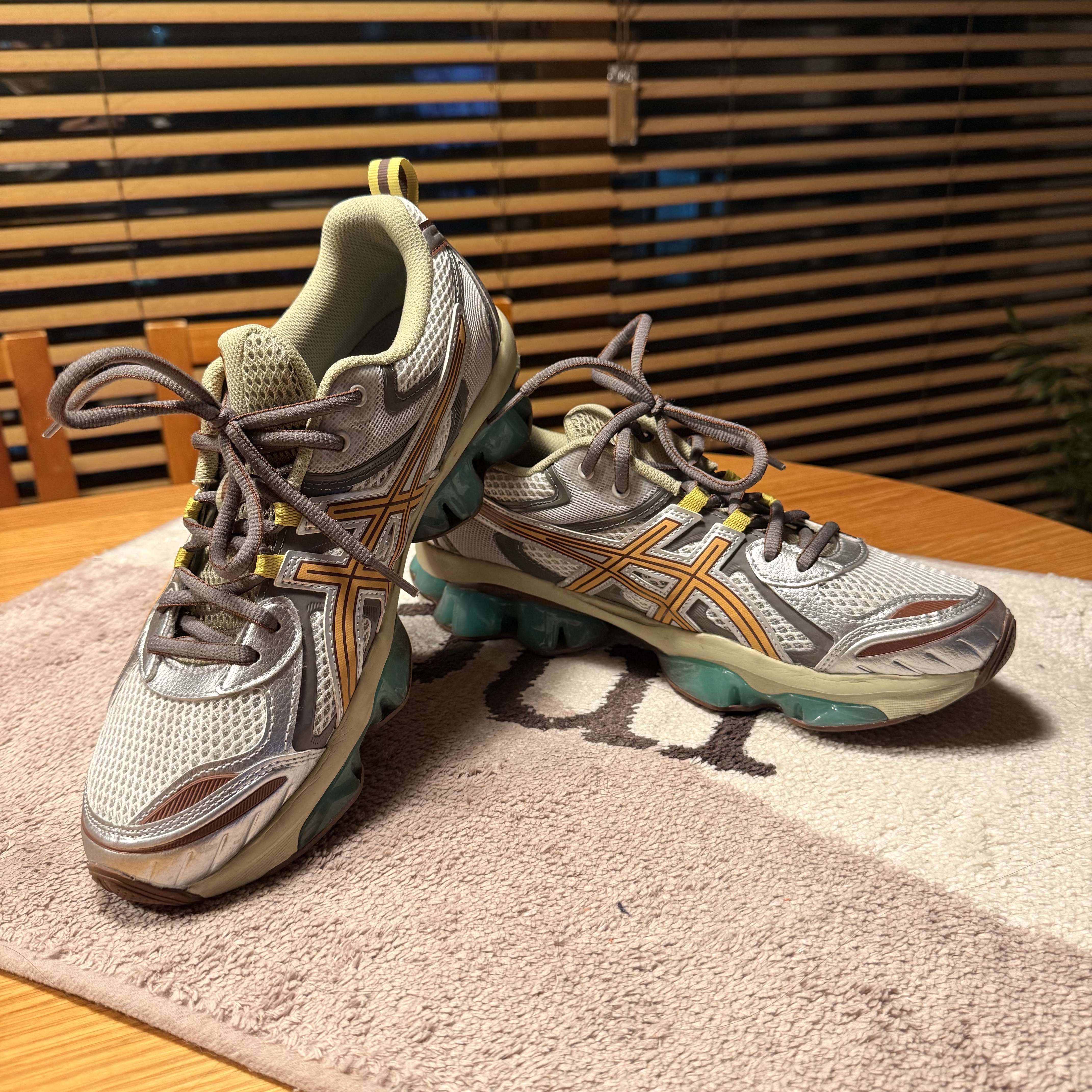 Asics Gel-Quantum Kinetic White Khaki 착용 스타일 - 4