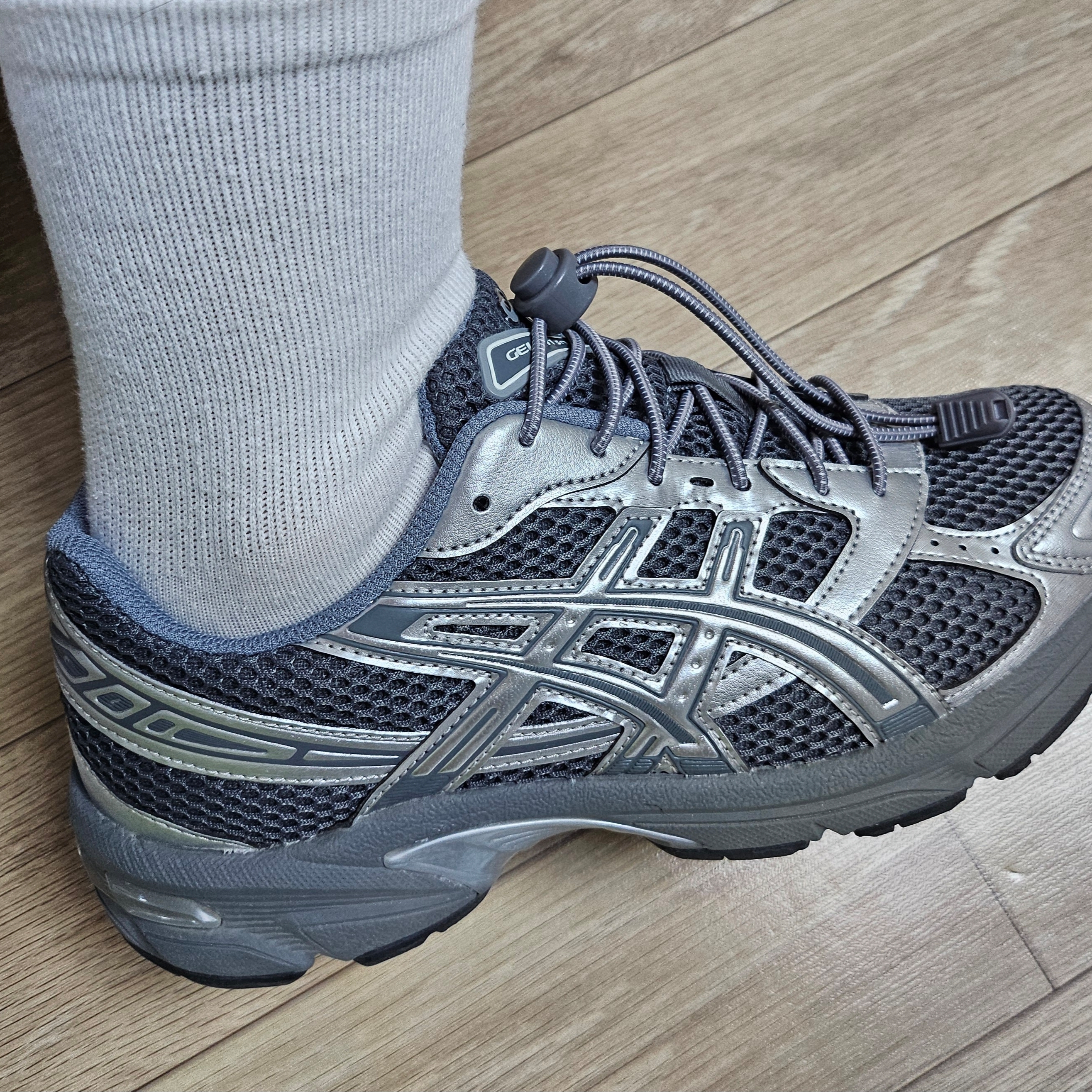 Asics Gel-1130 Steel Grey Pure Silver, Nike P-6000 Metallic Silver 착용 스타일 - 1