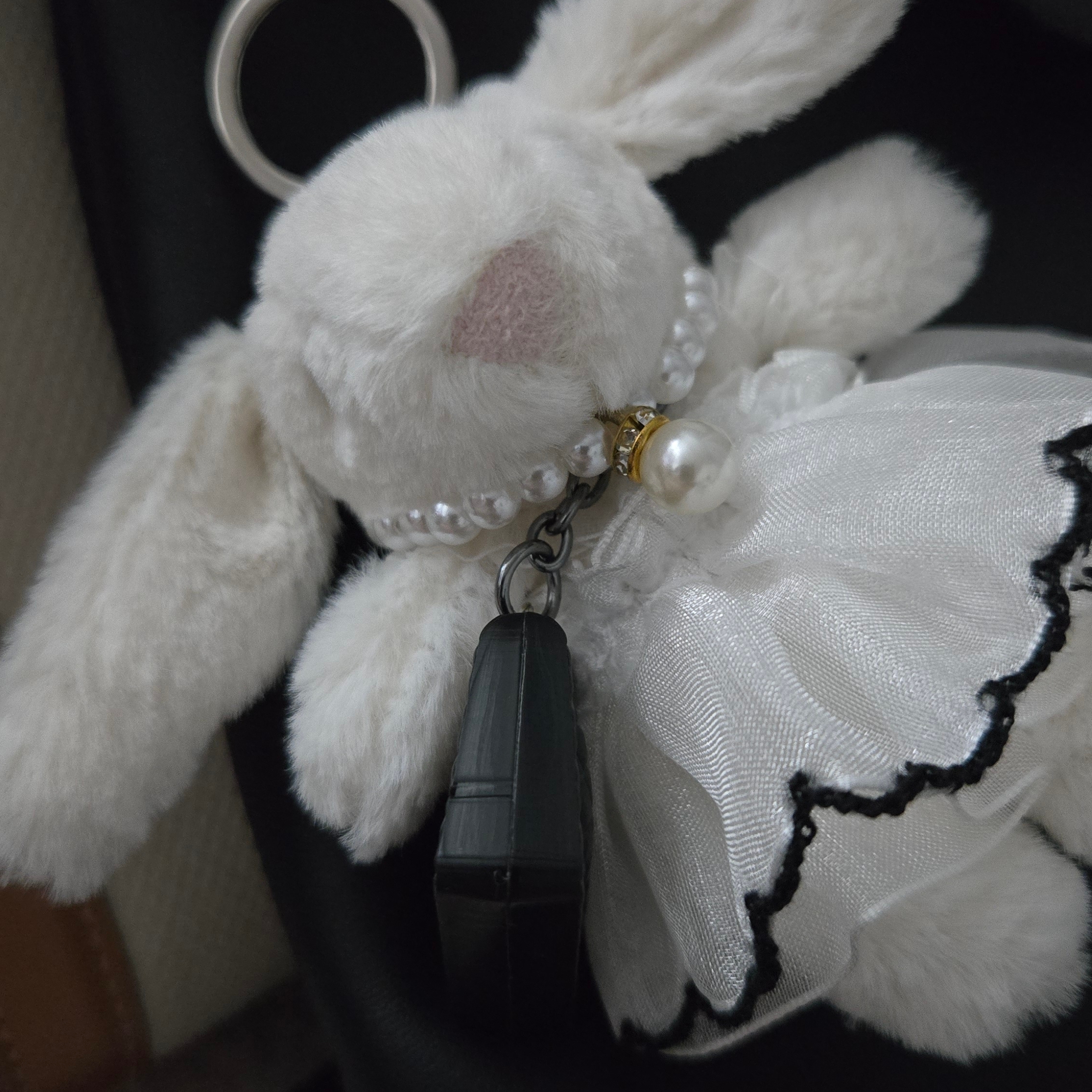 Jellycat Bashful Bunny Bag Charm Cream 착용 스타일
