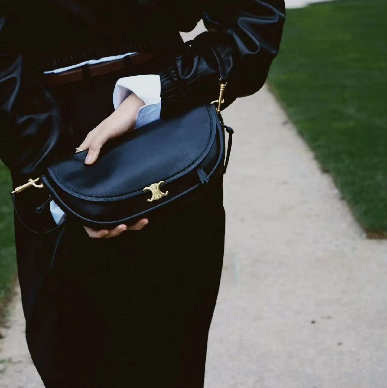 Celine Little Halfmoon Soft Triomphe in Supple Shiny Lambskin Black 착용 스타일 - 7