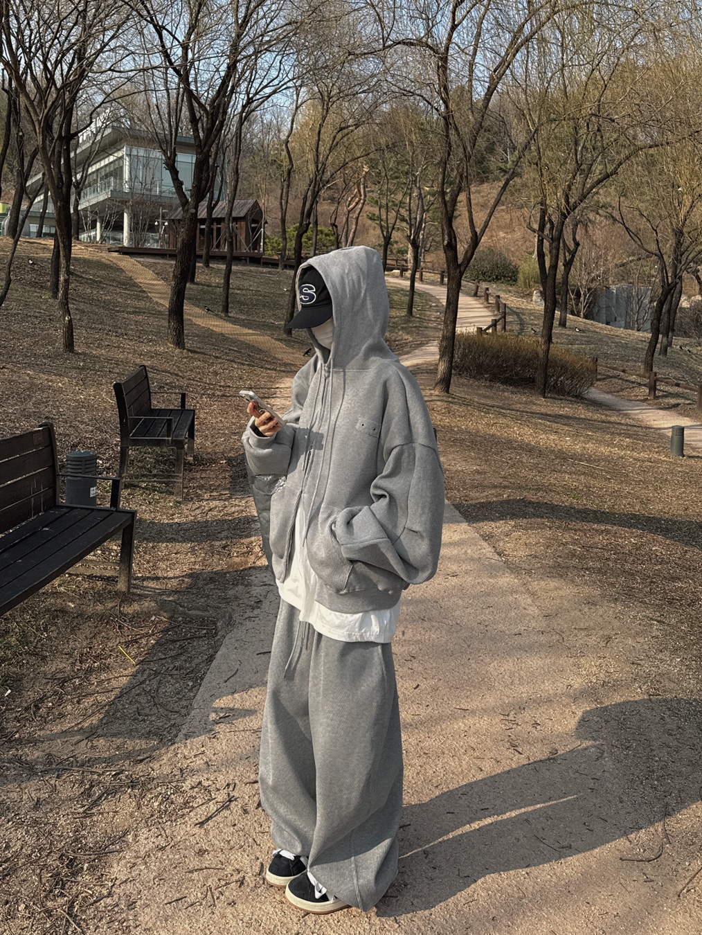 Adidas Campus 00s Core Black Cloud White, Stussy Chenille S Low Pro Cap Black 착용 스타일 - 3