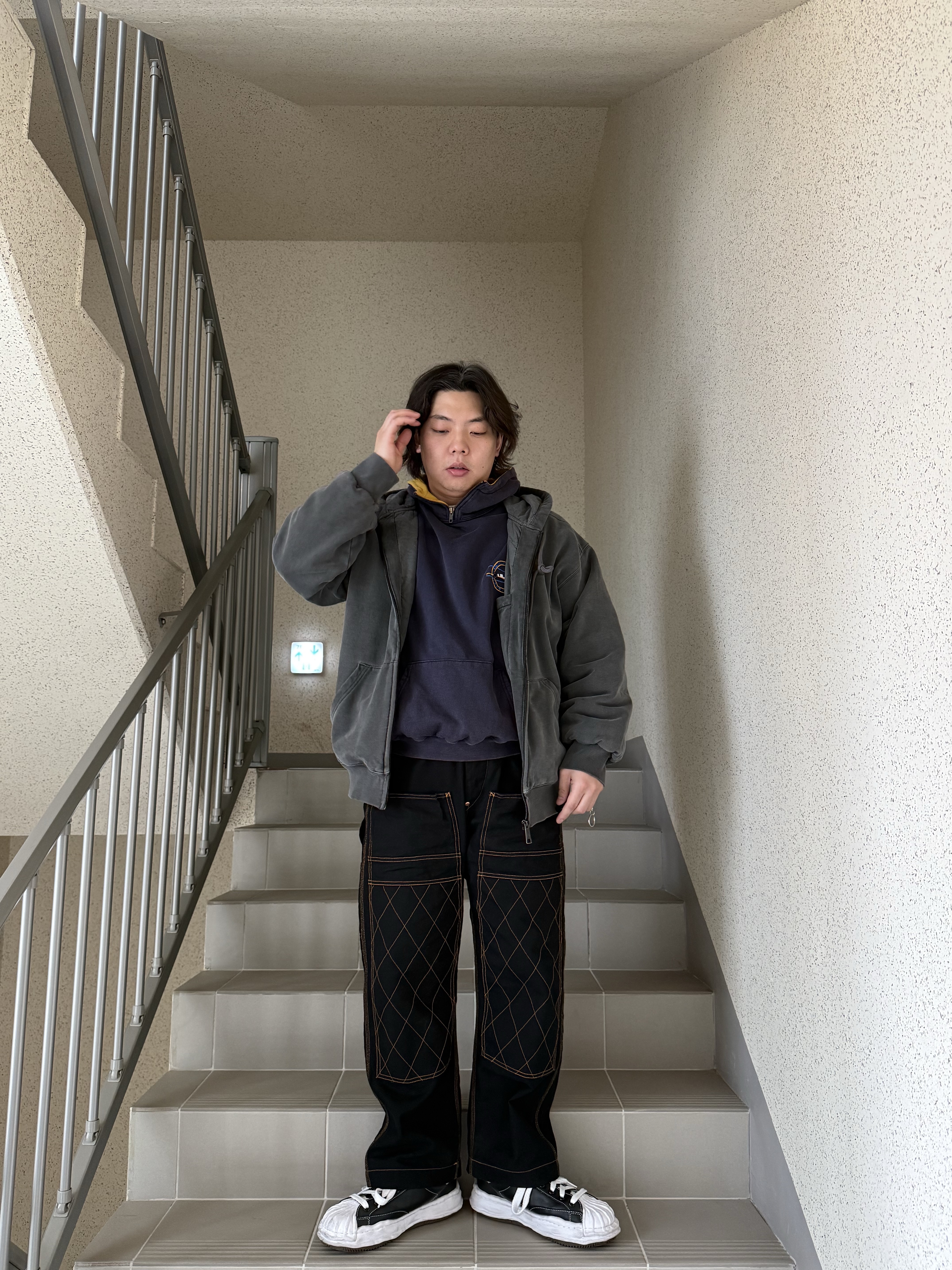 Maison Mihara Yasuhiro Blakey OG Sole Leather Low-top Sneakers Black 착용 스타일 - 3