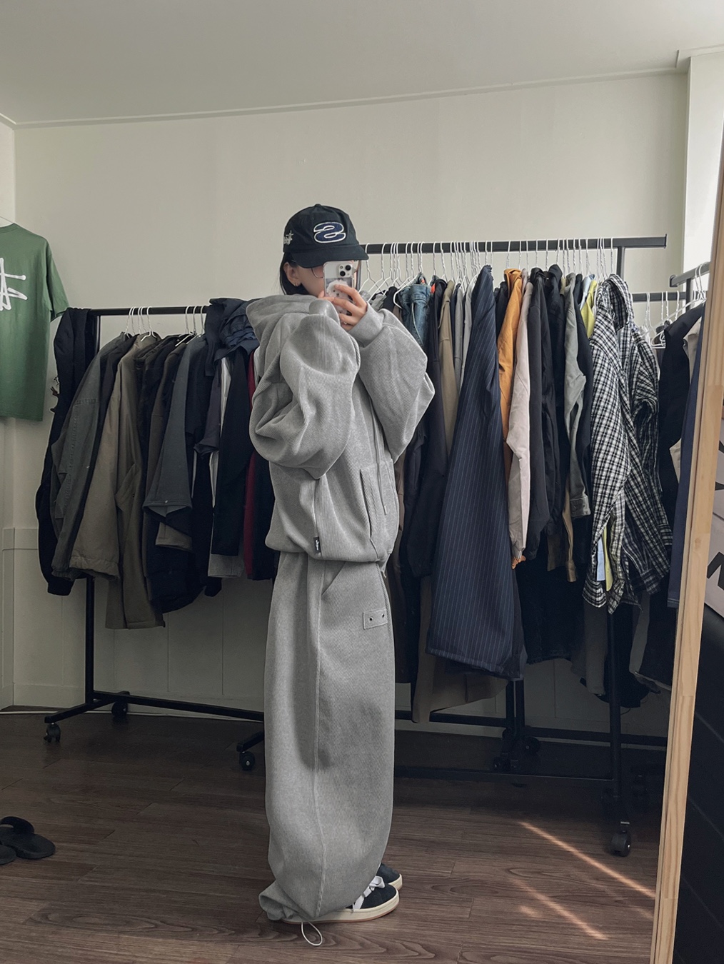 Adidas Campus 00s Core Black Cloud White, Oakley Session Beanie Blackout 착용 스타일 - 3