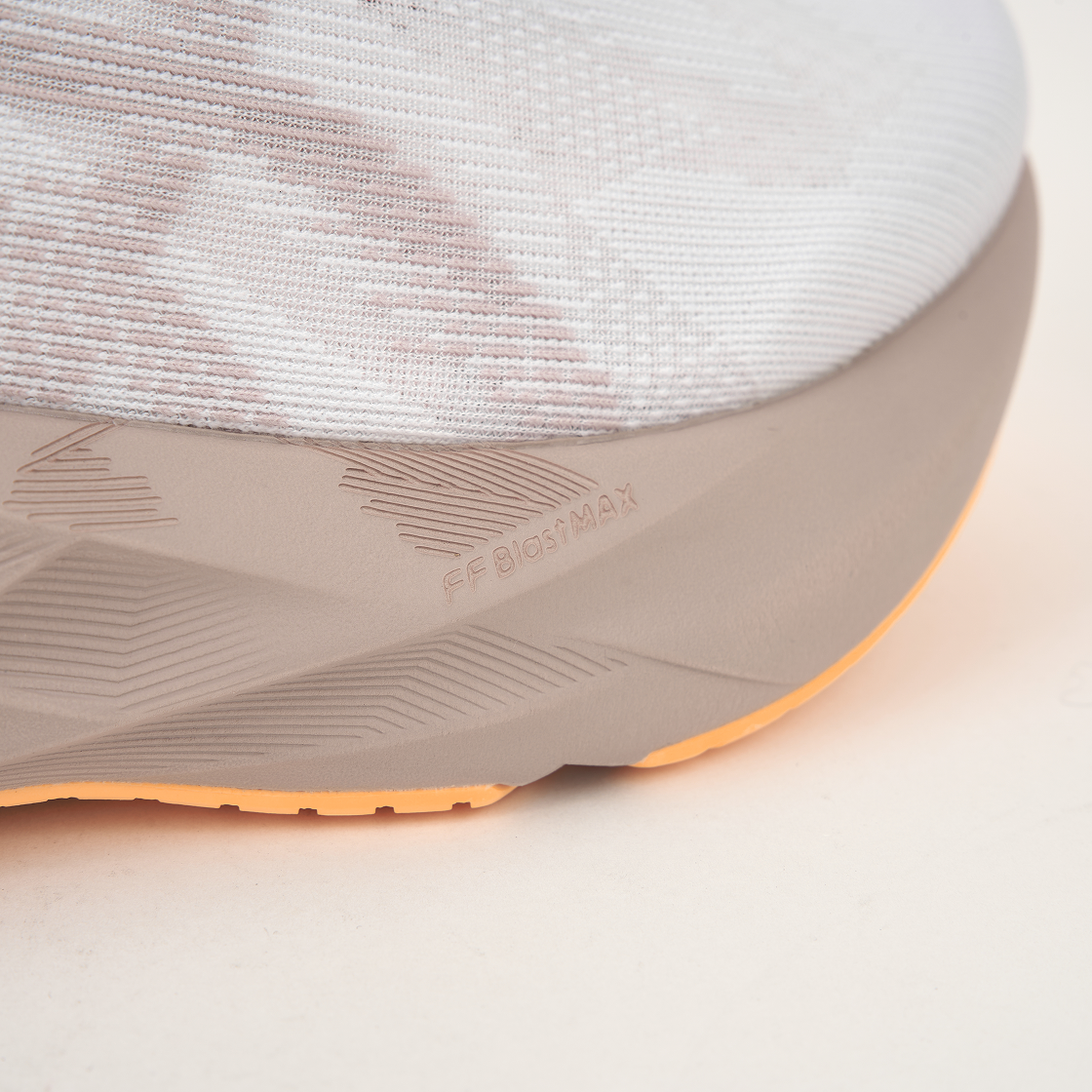 (W) 아식스 노바블라스트 5 화이트 펀 - D 와이드((W) Asics Novablast 5 White Fawn - D Wide) - 8