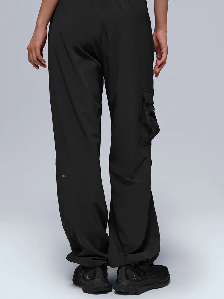 (W) Alo Yoga Megastar Cargo Pants Black, (W) Alo Yoga Accolade Sweatpants Black 착용 스타일 - 1