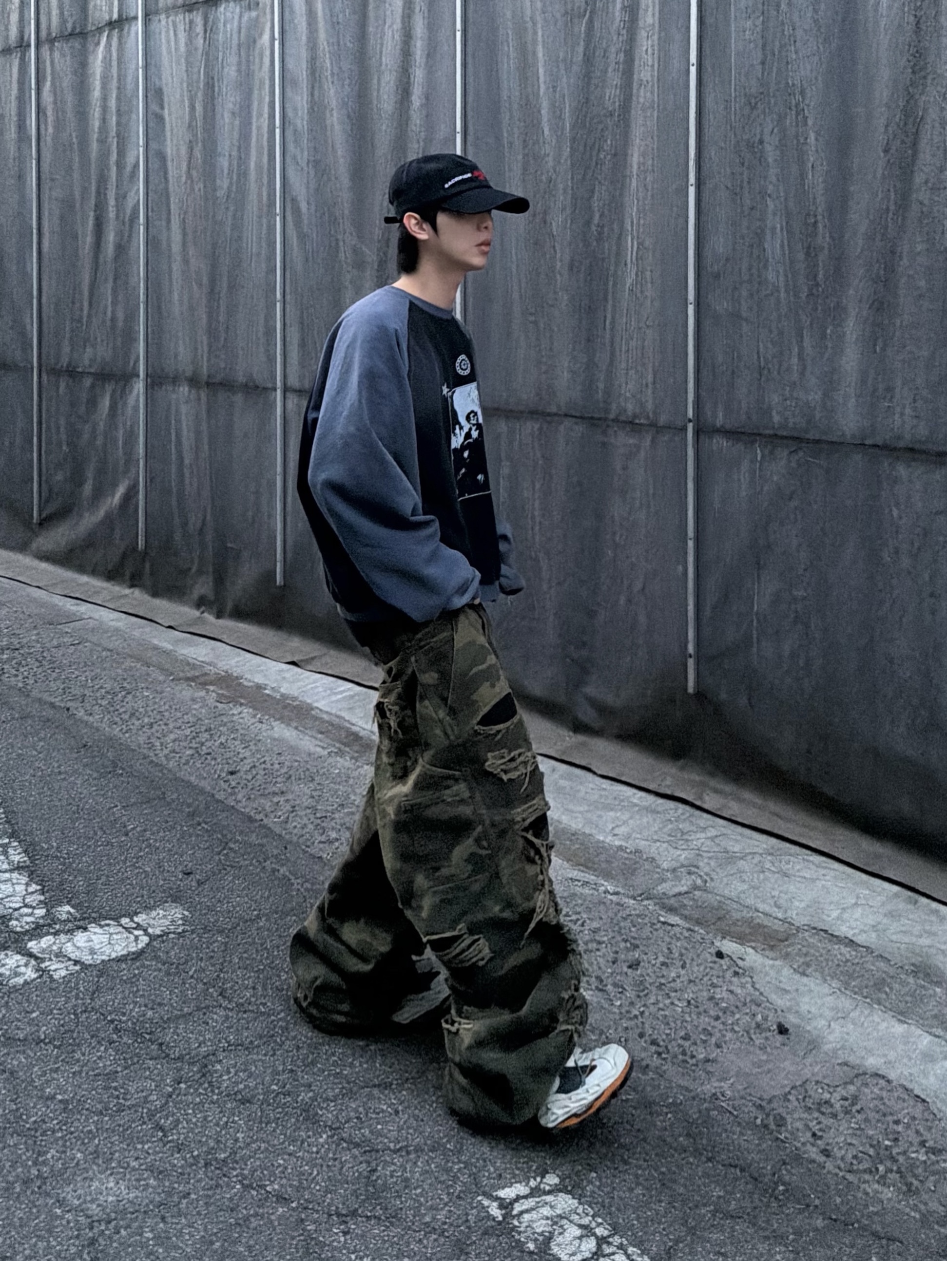 MJD x QAP Combat Hero Cropped Crewneck Black Navy, emostanceclub Double Layered Distressed Camo Pants Woodland Camo 착용 스타일 - 3