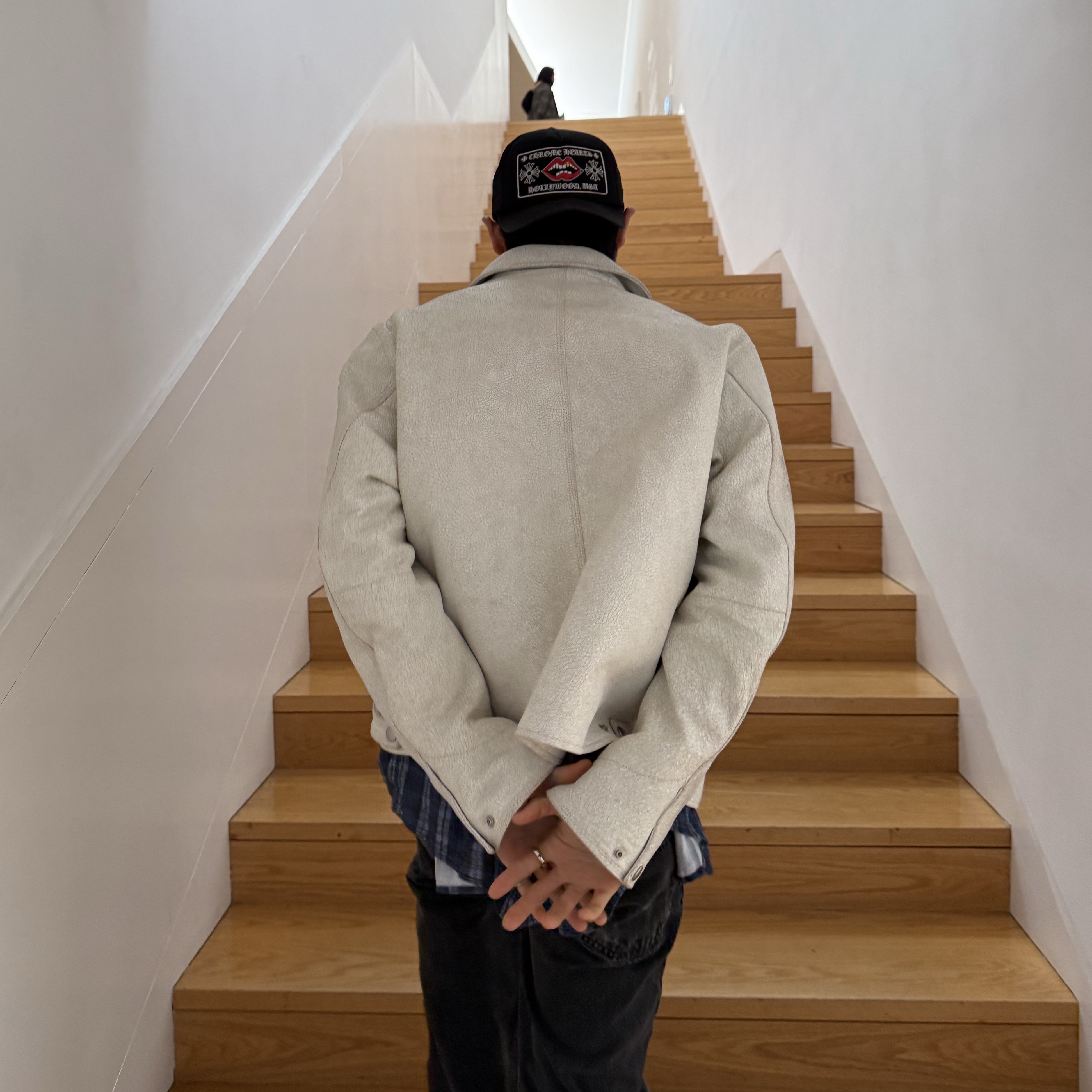 Stussy Garage Jacket Cracked Leather White 착용 스타일 - 5