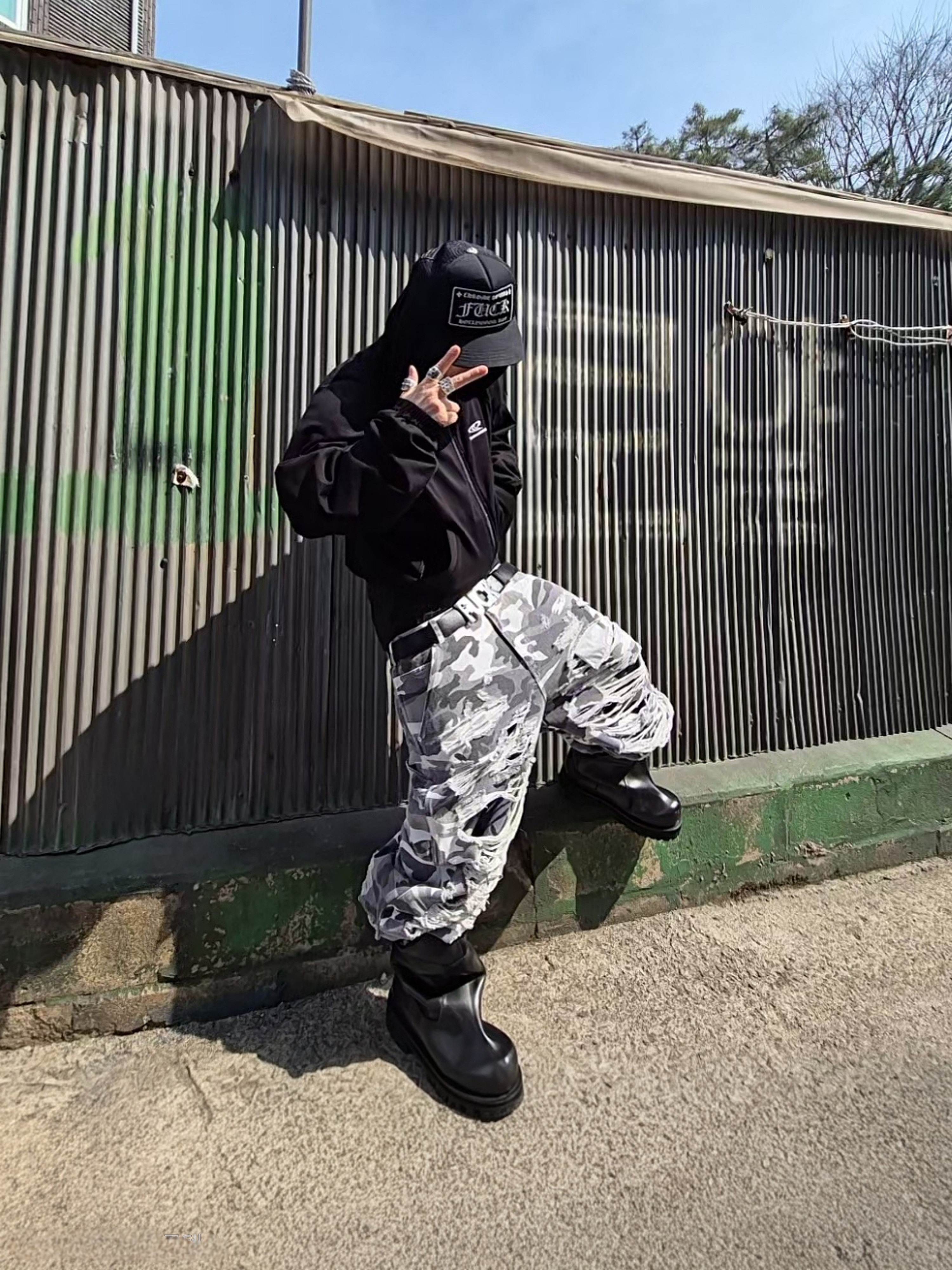 Chrome Hearts Fuck Hollywood Trucker Hat Black 착용 스타일 - 3
